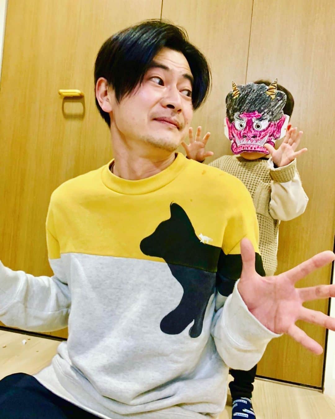のインスタグラム：「南南東に幸あり🌈  きっと1ヶ月後にも部屋の隅には豆があり。  #一粒万倍#無病息災#商売繁盛 #南南東」