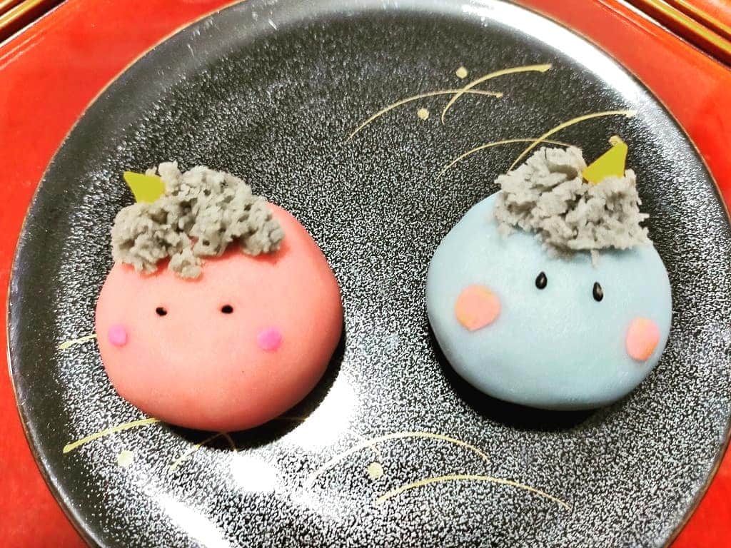 宮森セーラのインスタグラム：「今日は124年振りの2月2日の節分だそうです👹  ツイキャスで配信をしながら 節分の練り切りを作らせていただきました✨🌸  赤鬼ちゃんと青鬼ちゃんです！  青鬼ちゃんは角が2本みたいなのですが… 生えかけということで（笑）  中の餡は最近どハマりしている黒ごま餡です🌸  #宮森セーラ #宮森セーラはいいぞ #女優 #生島企画室 #和菓子作り #和菓子屋みやもり #手作りお菓子 #手作り和菓子 #おうちで和菓子 #和菓子好きな人と繋がりたい  #和菓子 #日本 #伝統  #節分 #鬼 #👹 #ねりきり #練り切り #お茶に合う #上生菓子 #フォロー大歓迎 #wagashi #japan #nerikiri #japanesesweets #japanesefood #kawaii #kirei #cute #followme」