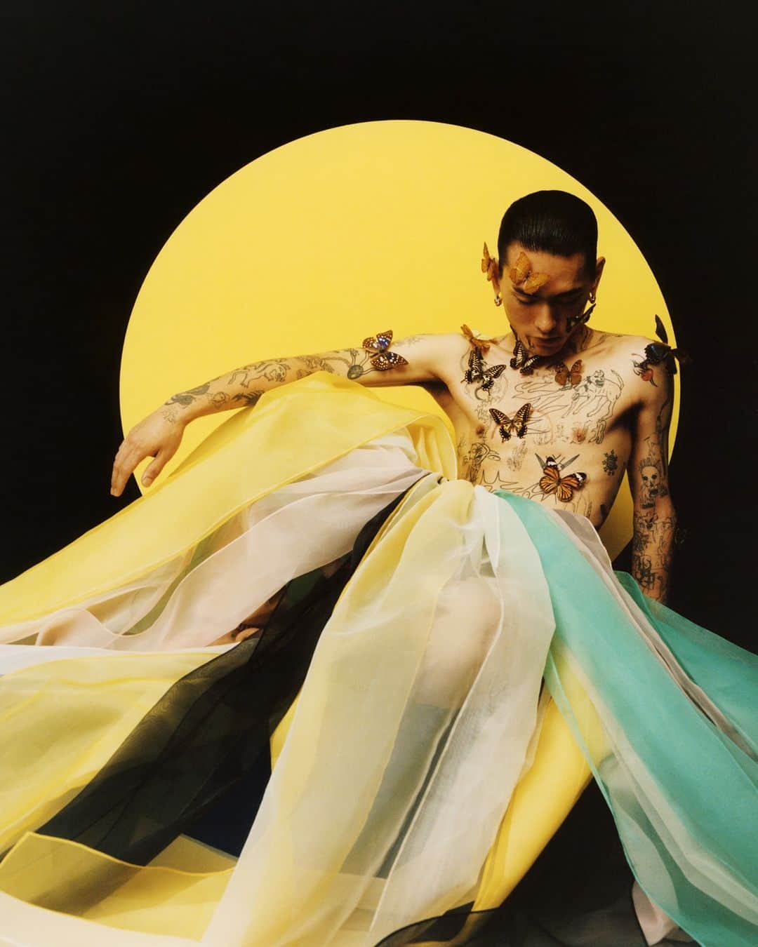 Kinfolk Magazineのインスタグラム：「Find new routes through old rites in Issue Thirty-Eight, on sale now. Our cover image was taken in Seoul, as part of a shoot looking at the ancient art of tattoo. (Photo: @chogiseok, Styling: @foreveryeon, Hair: @ozikc, Makeup: @5ssmakeup)」