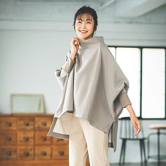 岩上陽子のインスタグラム：「ビッグシルエットが大人っぽいこのトップスは、裏起毛のスウェット！  はおるだけできちんとして見えるスウェットは、いまにぴったり。  カラーはチャコール、ブラックもあります。 * @web_kob  #ワンマイルウェア  #ルームウェア #FIRSTFLOOR *  * *  #光文社公式通販kokodejp#STORY#セレSTORY #光文社#kokode#kokodejp#mamalife#きれいめカジュアル#普段着コーデ#普段着#春ファッション#オトナ女子#ママコーデ#ママファッション#子育てママ#アラサーママ#アラフォーママ#アラフォー#アラサー#春コーデ#ルームウェア女子#ルームウェアセットアップ#部屋着#おうち時間#フリース#部屋着コーデ#らくちんコーデ」