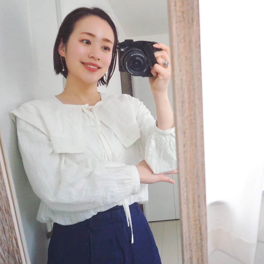 のインスタグラム：「いつもより薄着ができそうだったのでお気に入りのブラウスを。﻿ ﻿ 今日は撮影した商品写真を編集。﻿ 新作の発売準備頑張っています！﻿ ﻿ ﻿ ﻿ #jewelry_ume#ÜME#journalstandardrelume#ユーミー#シンプルコーデ#カジュアルコーデ#ママコーデ#大人カジュアル#ジャーナルスタンダードレリューム#白ブラウス#ユニクロコーデ#ワイドパンツ」