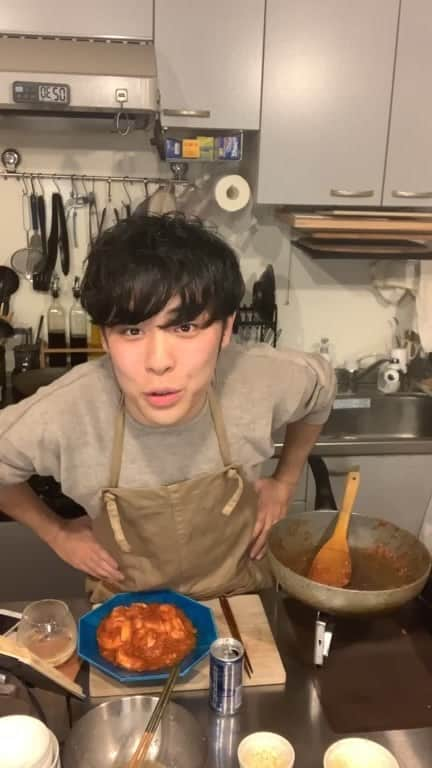 Iguchi Takuto... おうちごはんおじさんのインスタグラム：「らくうまチャンネルの全編は、IGTVから見ることができます🎥﻿ 動画の左下の『IGTV動画を見る』を押して下さいね🙆‍♂️﻿ ﻿ リクエストの多かったエビチリを作りました！﻿ 多くの方が見てくださって嬉しかったです😌﻿ ﻿ ﻿ 美味しいで日本を元気に꒰⍨꒱.+*﻿ ﻿ ━…━…━…━…━…━…━…━…━…━﻿ ﻿ ▼.YouTube始めました🍳﻿ 【らくうまチャンネル】と検索して下さい。﻿ 簡単×美味しい料理はもちろん、﻿ <食をエンターテイメントに💐>をテーマに、﻿ 楽しいコンテンツをたくさん投稿していきます！﻿ 是非チャンネル登録お願いします🙇‍♂️﻿ https://www.youtube.com/channel/UCU8N32A-DZ4aGMH1YZ06gYA﻿ ﻿ ▼.料理教室主宰しています🍳(..開講祝1年💐)﻿ Foodies Labo(@foodies_labo)﻿ 簡単×美味しいに拘り、都内で料理教室を開催しています。﻿ 料理初心者•初参加の方•お友達との参加も大歓迎🙆‍♂️🙆‍♀️﻿ まずは気軽にフォローして下さい！﻿ ﻿ ▼.デリバリー専門のレストランを始めました🍴 ﻿ Foodies Tokyo(@foodies_tokyo)﻿ 不定期での営業となりますが、﻿ Uber Eatsに出店しています！﻿ イベントなども都度行っていますので、﻿ 詳しくは、公式アカウントをご覧下さい！﻿ ﻿ ▼.ストーリーズのハイライトをまとめました🎥﻿ 過去にストーリーズで配信した、イベントの様子や、﻿ 企業さまとのお仕事、日々の料理のシーン、﻿ 自身の掲載記事など、アイコン毎にまとめています。﻿ ご興味ある方はご覧下さい！﻿ ﻿ ━…━…━…━…━…━…━…━…━…━﻿ #らくうまチャンネル#らくうま飯#らくうま料理#らくうま料理家#らくうま料理研究家#料理家#料理研究家#フードスタイリスト#井口タクト#おうちごはん#おうちごはんおじさん#料理男子#家庭料理#簡単料理#時短料理#簡単ごはん#手作りごはん#料理記録#飯テロ#料理好きな人と繋がりたい#Live配信 #料理Live#らくうまレシピ#おうちごはんおじさんのレシピ #簡単レシピ #レシピ#Foodstylist#ouchigohan_ojisan#エビチリ#海老チリ」