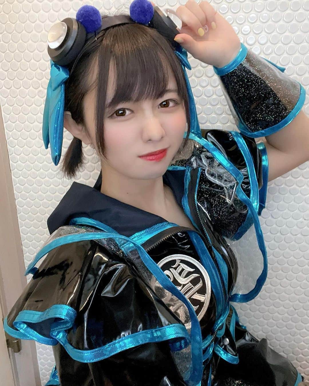南茉莉花のインスタグラム：「新しい衣装〜㊗️  フード被るとなんかかっこいいから早くみんなに見て欲しい！  今日ツインテールできるか不安だったけど上手くできてよかった!  好き？  #ツインテール #ショートヘア  #アイドル #idol #japanese  #ツインテールの日 #blue #photooftheday」