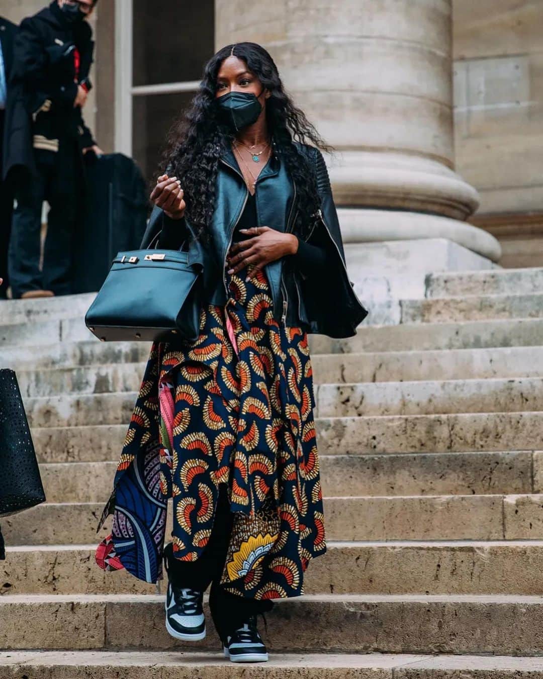 British Vogueさんのインスタグラム写真 - (British VogueInstagram)「To ward off the winter chill, the street-stylers out and about in Paris at SS21 couture week wore sleek takes on weatherproof gear, all accessorised with investment bags. From lust-worthy leather goods by storied French maisons like @LouisVuitton and @ChanelOfficial, to micro Chiquito accessories courtesy of It-girl favourite, @Jacquemus, click the link in bio for the key bags spotted on the streets of the City of Light.   Photographed by @StyleDuMonde.」2月2日 22時51分 - britishvogue