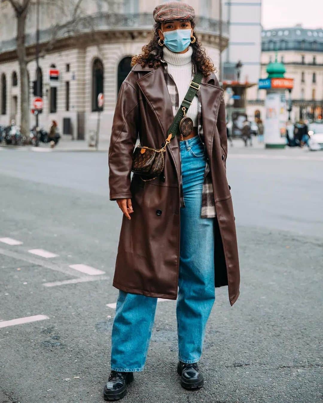 British Vogueさんのインスタグラム写真 - (British VogueInstagram)「To ward off the winter chill, the street-stylers out and about in Paris at SS21 couture week wore sleek takes on weatherproof gear, all accessorised with investment bags. From lust-worthy leather goods by storied French maisons like @LouisVuitton and @ChanelOfficial, to micro Chiquito accessories courtesy of It-girl favourite, @Jacquemus, click the link in bio for the key bags spotted on the streets of the City of Light.   Photographed by @StyleDuMonde.」2月2日 22時51分 - britishvogue