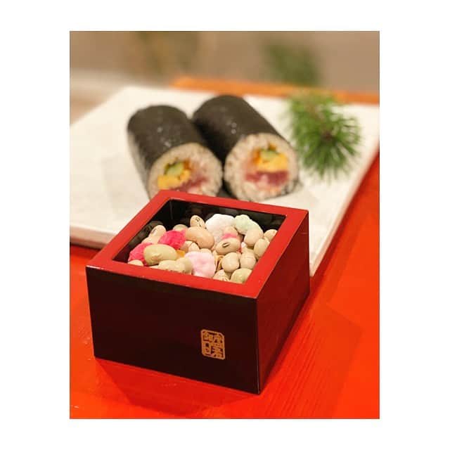 前田ゆかのインスタグラム：「今日の節分は 一年の無病息災を願って 干支の福豆で豆まき。  家族揃って！  #恵方巻 #節分 #南南東」