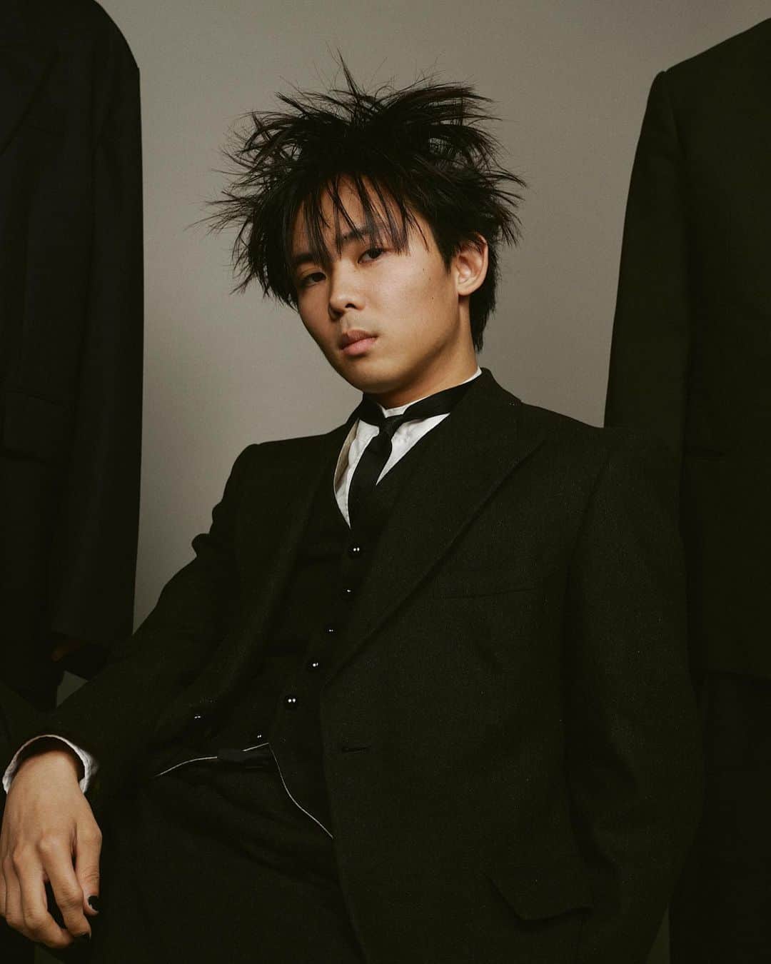 オカモトレイジのインスタグラム：「GOTH REIJI🕷🥀🌙😖  ソロアー写だとマジでなんの人かわかんない🤣」