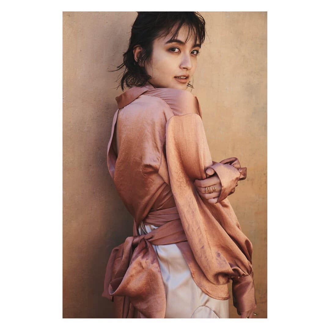 樋井明日香 のインスタグラム：「あまりしたことのない艶やかな感じ☺️ もう大人だから 大人なのだ😗うふふ 📸 @shiho_s__  👗 @ne_708  💄 @sarinakanaoka」