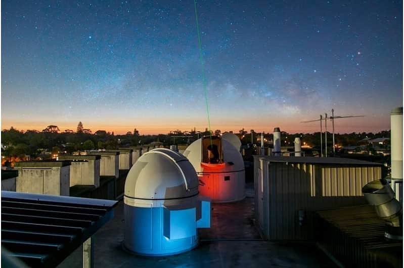 アルベルト・アインシュタインのインスタグラム：「A record-breaking laser link could provide a test of Einstein's theory.  "If you have one of these optical terminals on the ground and another on a satellite in space, then you can start to explore fundamental physics," said one of the scientists. "Everything from testing Einstein's theory of general relativity more precisely than ever before, to discovering if fundamental physical constants change over time." Find out more about their breakthrough research here: bit.ly/laserlink2021」