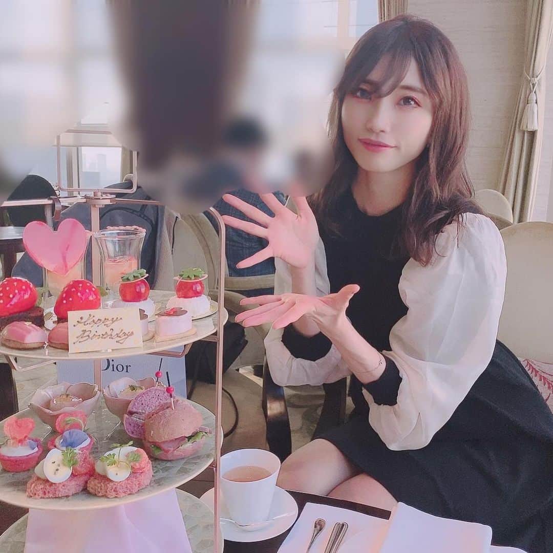 石原美沙紀のインスタグラム：「お母さんのちょっと遅めのお誕生日お祝い🥰アフターヌーンティーはおしゃれでかわいかったです☺️ #instagood #instalike #instafashion #japanesegirl #cute #自撮り #自撮り女子  #ガーリー  #アイドル #地下アイドル #今日のコーデ #ファッション #selfie #followｍe #likeforlikes  #ピンクヘアー #ピンクブラウン #ヘアアレンジ #ヘアスタイル #サロンモデル #salon #salonmodel #アフターヌーンティー#誕生日」