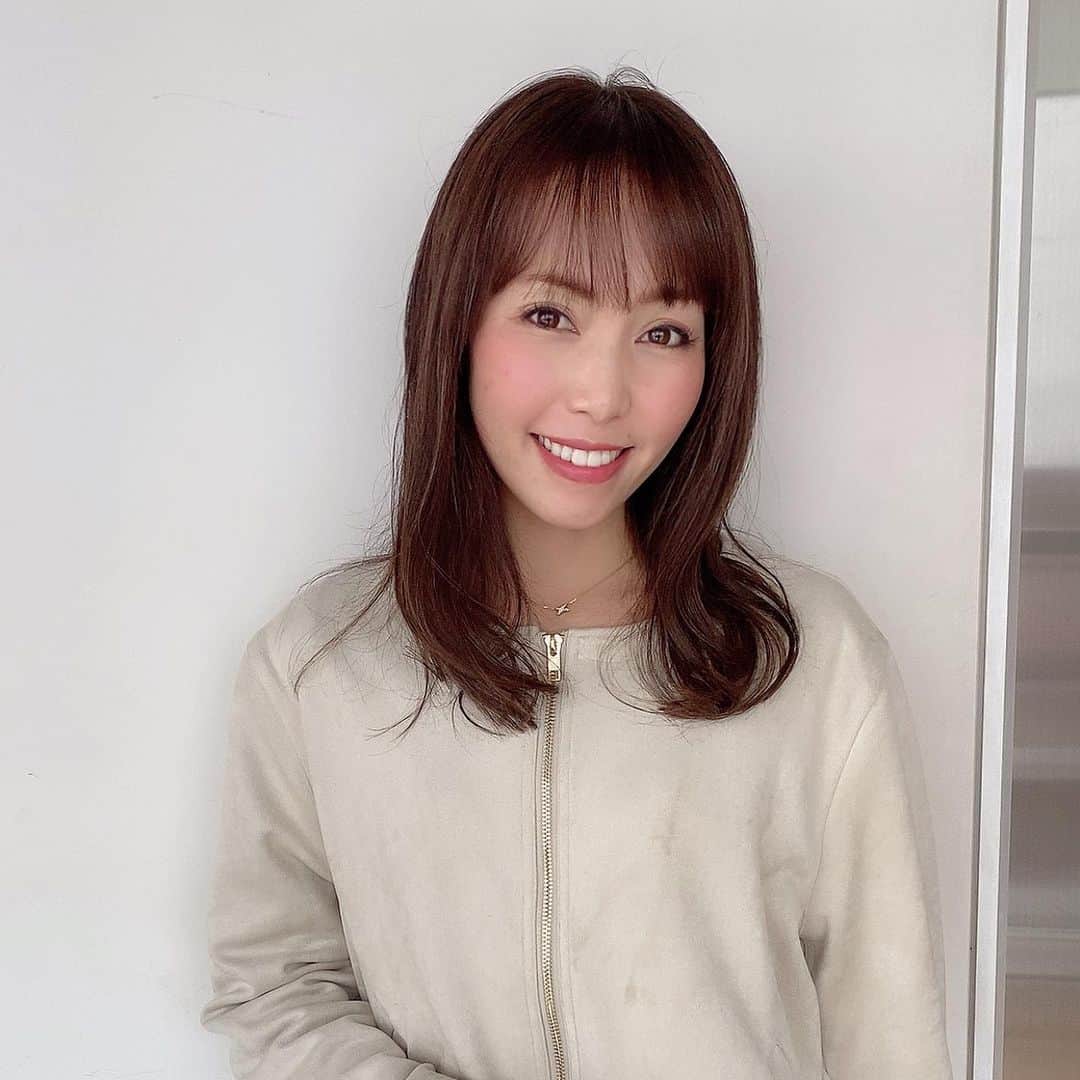 澤野井香里さんのインスタグラム写真 - (澤野井香里Instagram)「重くなってきた髪をスッキリさせて、前髪も作りに @careumeda へ╰(*´︶`*)╯✂︎ @care_salon  ﻿ 前髪カットに日頃ひとつに結ぶことが多いと言うと後毛がキレイに出る様にカットしてくださったり、後々自分でヘアセットしやすい髪型にしてくれるWAKAさん♡ @wa_ac （⬅︎ヘア&メイク💄のインスタ可愛い♪）  今回は軽くハイライトも入れて、髪の流れに立体感が出る様にお願い✨ ハイライト部分は色が抜けるのが他より早いので、最初は馴染む感じにして、日に日にグラデーションが綺麗に出てくるそうなので経過が楽しみだ💕  それにしてもトリートメントしてくださったアシスタントの方が2000年生まれと聞いてビックリしすぎた🤣  #CARE梅田 ﻿ アーバンテラス茶屋町B-4﻿ ☎︎0663720116﻿ ﻿  #ks_21✨ #ks_beauty✨﻿ #careumeda #hairsalon #ks_osaka✨」2月2日 23時11分 - kaori_sawanoi