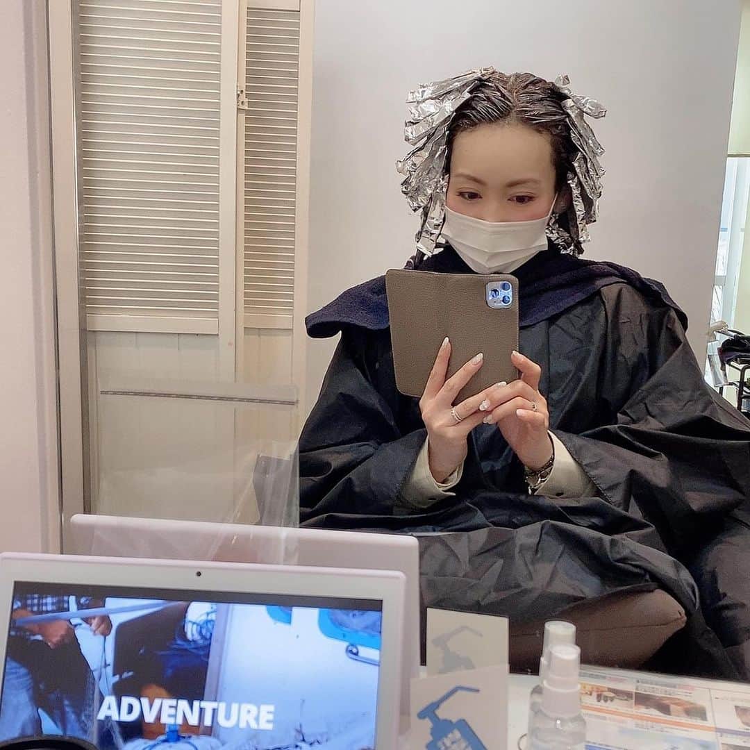澤野井香里さんのインスタグラム写真 - (澤野井香里Instagram)「重くなってきた髪をスッキリさせて、前髪も作りに @careumeda へ╰(*´︶`*)╯✂︎ @care_salon  ﻿ 前髪カットに日頃ひとつに結ぶことが多いと言うと後毛がキレイに出る様にカットしてくださったり、後々自分でヘアセットしやすい髪型にしてくれるWAKAさん♡ @wa_ac （⬅︎ヘア&メイク💄のインスタ可愛い♪）  今回は軽くハイライトも入れて、髪の流れに立体感が出る様にお願い✨ ハイライト部分は色が抜けるのが他より早いので、最初は馴染む感じにして、日に日にグラデーションが綺麗に出てくるそうなので経過が楽しみだ💕  それにしてもトリートメントしてくださったアシスタントの方が2000年生まれと聞いてビックリしすぎた🤣  #CARE梅田 ﻿ アーバンテラス茶屋町B-4﻿ ☎︎0663720116﻿ ﻿  #ks_21✨ #ks_beauty✨﻿ #careumeda #hairsalon #ks_osaka✨」2月2日 23時11分 - kaori_sawanoi