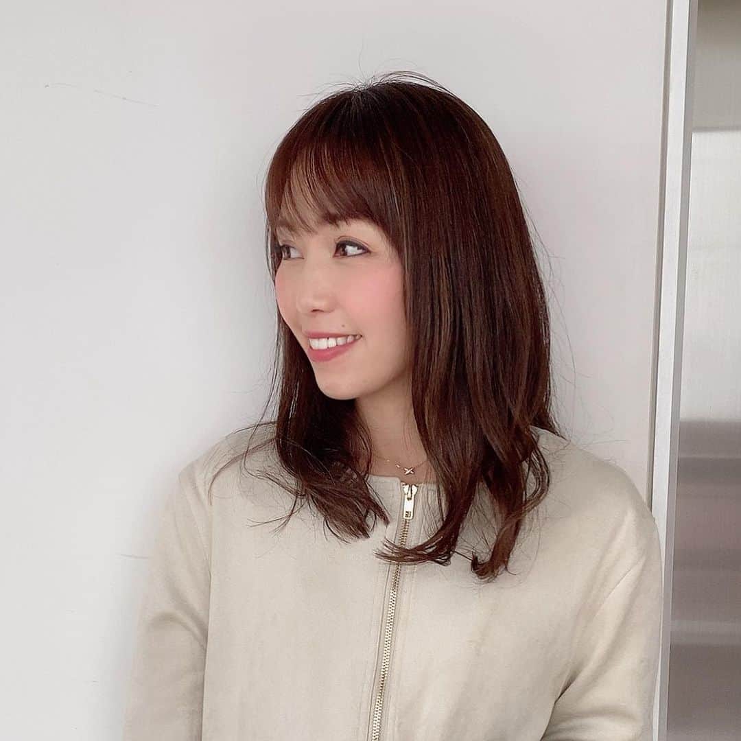 澤野井香里さんのインスタグラム写真 - (澤野井香里Instagram)「重くなってきた髪をスッキリさせて、前髪も作りに @careumeda へ╰(*´︶`*)╯✂︎ @care_salon  ﻿ 前髪カットに日頃ひとつに結ぶことが多いと言うと後毛がキレイに出る様にカットしてくださったり、後々自分でヘアセットしやすい髪型にしてくれるWAKAさん♡ @wa_ac （⬅︎ヘア&メイク💄のインスタ可愛い♪）  今回は軽くハイライトも入れて、髪の流れに立体感が出る様にお願い✨ ハイライト部分は色が抜けるのが他より早いので、最初は馴染む感じにして、日に日にグラデーションが綺麗に出てくるそうなので経過が楽しみだ💕  それにしてもトリートメントしてくださったアシスタントの方が2000年生まれと聞いてビックリしすぎた🤣  #CARE梅田 ﻿ アーバンテラス茶屋町B-4﻿ ☎︎0663720116﻿ ﻿  #ks_21✨ #ks_beauty✨﻿ #careumeda #hairsalon #ks_osaka✨」2月2日 23時11分 - kaori_sawanoi