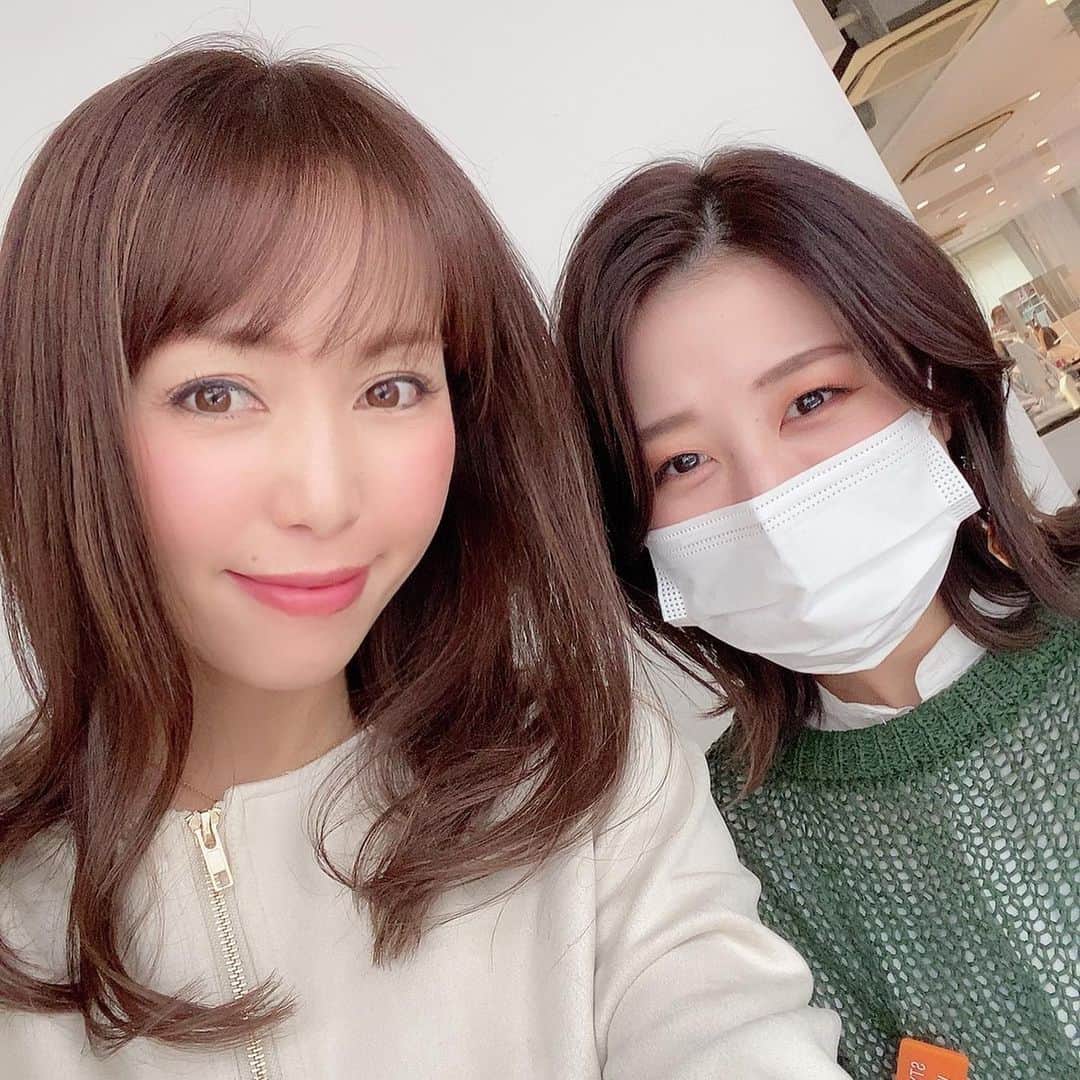 澤野井香里のインスタグラム：「重くなってきた髪をスッキリさせて、前髪も作りに @careumeda へ╰(*´︶`*)╯✂︎ @care_salon  ﻿ 前髪カットに日頃ひとつに結ぶことが多いと言うと後毛がキレイに出る様にカットしてくださったり、後々自分でヘアセットしやすい髪型にしてくれるWAKAさん♡ @wa_ac （⬅︎ヘア&メイク💄のインスタ可愛い♪）  今回は軽くハイライトも入れて、髪の流れに立体感が出る様にお願い✨ ハイライト部分は色が抜けるのが他より早いので、最初は馴染む感じにして、日に日にグラデーションが綺麗に出てくるそうなので経過が楽しみだ💕  それにしてもトリートメントしてくださったアシスタントの方が2000年生まれと聞いてビックリしすぎた🤣  #CARE梅田 ﻿ アーバンテラス茶屋町B-4﻿ ☎︎0663720116﻿ ﻿  #ks_21✨ #ks_beauty✨﻿ #careumeda #hairsalon #ks_osaka✨」