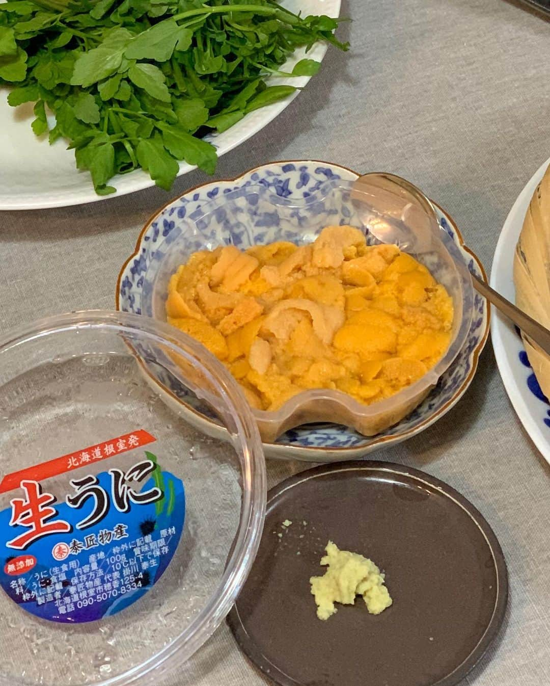 沢瀉美緒さんのインスタグラム写真 - (沢瀉美緒Instagram)「※ Dinner ✨ . @miyakesuisan さんで配達していただいた 活き松葉蟹と根室の塩水うにで節分👹 . 可哀想だけど活きたまんま蟹を捌いて お鍋にしていただきました✨ . お造りでもいけるくらい元気な蟹 だったのではじめはちょっとレアで🤏 . 身がぎっしり詰まって甘味のある とっても美味しい蟹でした🦀 . もちろん蟹味噌に日本酒を少し注いで お酒のアテに🍶 . そして今日の目玉商品でもあった 塩水うにを手巻きに💛 . こちらを恵方巻きに見立てて 南南東向いていただきました✨ . コロナで色々制限されることも あるけれど、コロナじゃなかったら こんな食事をおうちで食べることも なかったかと思うと これはこれで悪くない気がします😌 . とっても美味しかったので、 次は鯛しゃぶをお願いしたいなぁ。 . 鬼は外福は内〜 . . #三宅水産 #松葉蟹 #wintercrab #塩水うに #うに #seaurchin #恵方巻き #節分」2月2日 23時05分 - mio_omodaka