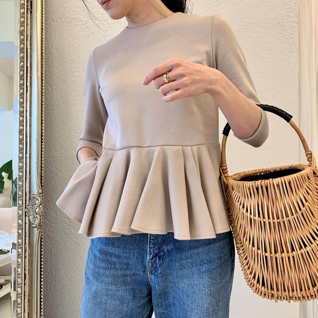 Tsuru by Mariko Oikawaのインスタグラム：「2/4（TUE）13:00まで♪ Epaulement 10%off!!!  これからのシーズンに活躍すること間違いなしの7部袖ペプラムカットソーが期間限定10%オフとなっております◎  トレンドのデニムstyleにもバッチリ♪  Epaulement ¥18,000+tax →10%off!  Shaclton（カゴbag）2/5入荷予定♪ ¥12,000+tax  #tsuru #tsurubymarikooikawa #期間限定 #10%off」