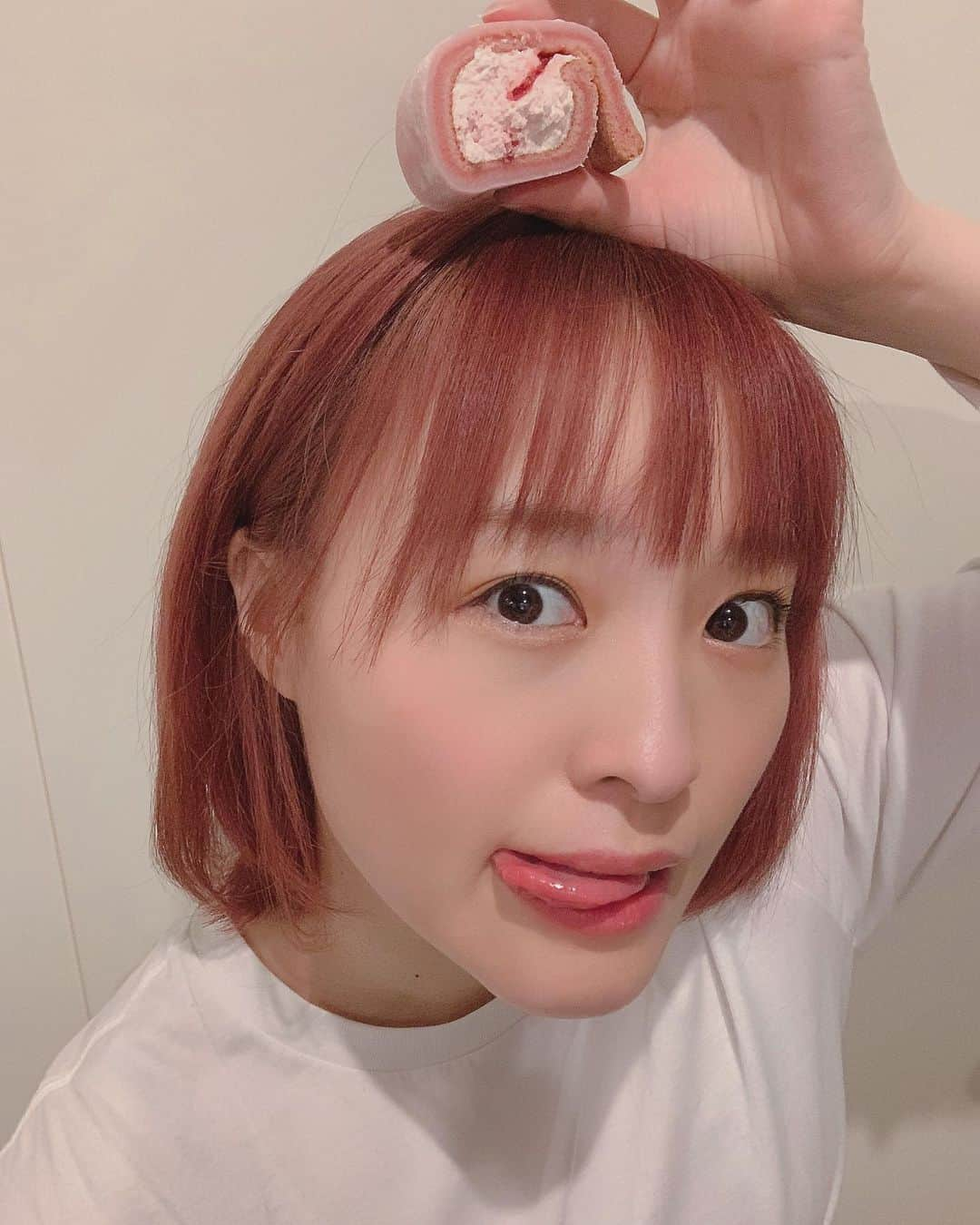 八重樫琴美のインスタグラム：「﻿ 22✌🏻福は内！！！👹👹﻿ ﻿ #節分#大福#ローソン#いちご#苺#🍓﻿ #haircolor#pink#pinkhair﻿ #ヘアカラー#ピンク#ピンクカラー#ピンクヘア﻿ #ハイカラー#ハイトーン#ブリーチ﻿ #newcolor#イメチェン﻿ #strawberry#鬼﻿ ﻿ ﻿」