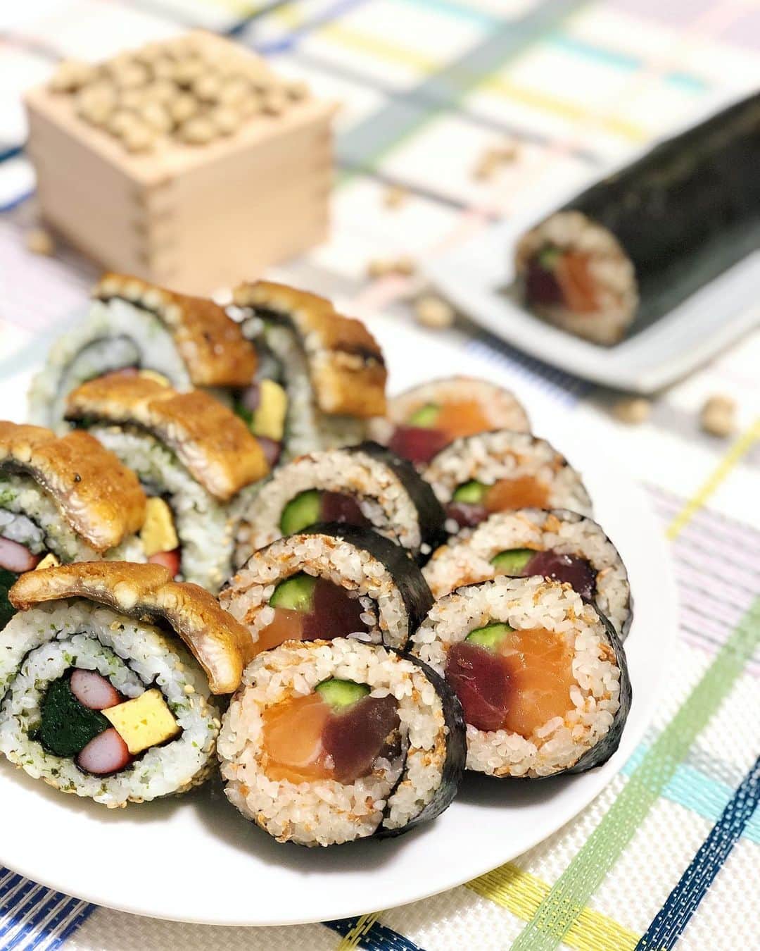 Manaさんのインスタグラム写真 - (ManaInstagram)「#節分の日 👹🍣💕 「鬼は〜外、福は〜内！！」 アレンジ恵方巻きを作りました😊💗💗 . 𝑬𝒉𝒐𝒎𝒂𝒌𝒊 (𝒔𝒖𝒔𝒉𝒊 𝒓𝒐𝒍𝒍) Eho-maki are thick sushi rolls which is believed to bring good fortune if eaten while facing the year’s “Eho” (good luck direction). . 今年作ったのは ２種類✨ . 〈🍣海鮮のり巻き〉 たっぷりの桜海老で炊き込んだごはん🦐 具材▷とろサーモン、本マグロ、きゅうり . 〈🗽カリフォルニアロール〉 青海苔と白ごまを混ぜ込んだごはん🍚 具材▷カニカマ、伊達巻、ほうれん草、うなぎ . . お寿司は栄養が偏りがちなので いろいろな食材が食べられるように考えました🥰 . とても楽しかったです👩🏻‍🍳♥️ . . 大好きな家族、友人、フォロワーの皆さんの健康と コロナが一日でも早く終息するようお願いしました♡ . . . デザートには(5枚目) ⛩伊勢神宮 赤福の「朔日餅」 . 年に一度の立春大吉餅です☺️💓 もちもちしていて美味しかった🐶 . . . #節分 #節分ごはん #節分の日 #恵方巻 #恵方巻き #豆まき #鬼は外福は内  #鬼は外 #福は内 #南南東 #海苔巻き #のり巻き #海鮮巻き #巻き寿司 #カリフォルニアロール #うなぎ #鰻 #鰻巻き #本マグロ #とろサーモン #伊勢神宮 #伊勢 #赤福 #立春大吉餅 #朔日餅 #料理研究家 #管理栄養士#sushiroll #sushilovers #japanesesushi」2月2日 23時21分 - mana.tcy