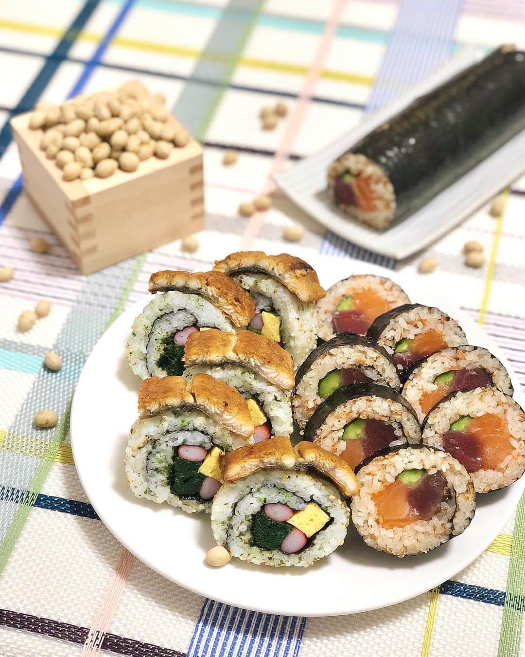 Manaさんのインスタグラム写真 - (ManaInstagram)「#節分の日 👹🍣💕 「鬼は〜外、福は〜内！！」 アレンジ恵方巻きを作りました😊💗💗 . 𝑬𝒉𝒐𝒎𝒂𝒌𝒊 (𝒔𝒖𝒔𝒉𝒊 𝒓𝒐𝒍𝒍) Eho-maki are thick sushi rolls which is believed to bring good fortune if eaten while facing the year’s “Eho” (good luck direction). . 今年作ったのは ２種類✨ . 〈🍣海鮮のり巻き〉 たっぷりの桜海老で炊き込んだごはん🦐 具材▷とろサーモン、本マグロ、きゅうり . 〈🗽カリフォルニアロール〉 青海苔と白ごまを混ぜ込んだごはん🍚 具材▷カニカマ、伊達巻、ほうれん草、うなぎ . . お寿司は栄養が偏りがちなので いろいろな食材が食べられるように考えました🥰 . とても楽しかったです👩🏻‍🍳♥️ . . 大好きな家族、友人、フォロワーの皆さんの健康と コロナが一日でも早く終息するようお願いしました♡ . . . デザートには(5枚目) ⛩伊勢神宮 赤福の「朔日餅」 . 年に一度の立春大吉餅です☺️💓 もちもちしていて美味しかった🐶 . . . #節分 #節分ごはん #節分の日 #恵方巻 #恵方巻き #豆まき #鬼は外福は内  #鬼は外 #福は内 #南南東 #海苔巻き #のり巻き #海鮮巻き #巻き寿司 #カリフォルニアロール #うなぎ #鰻 #鰻巻き #本マグロ #とろサーモン #伊勢神宮 #伊勢 #赤福 #立春大吉餅 #朔日餅 #料理研究家 #管理栄養士#sushiroll #sushilovers #japanesesushi」2月2日 23時21分 - mana.tcy