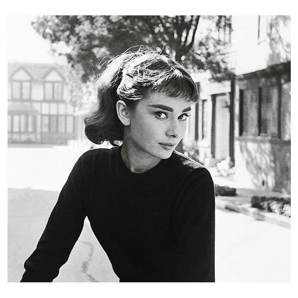 定平佳子さんのインスタグラム写真 - (定平佳子Instagram)「🤍🖤🤍🖤  私の永遠の憧れである、女優 “ Audry Hepburn ”  数々の、美しいヘプバーンのお写真 🖼 の中で、 この shot が、一番 お気に入りです 、、 照  実は、このお写真と、同じポストカードを、“ オードリー・ヘプバーン展 @日本橋三越 ” @audrey_photoexhibition にて、購入してて ☺️ ( 以前 post しています )  また、いつの日か 関東で、開催してくれ 〜〜〜〜〜 ぇ 〜 いぇ 〜 え 〜〜  ヘプバーンの、トートバッグ、ほしい 🥺 ぴえん  美しすぎて、当時、展示のお写真 🖼 を、ご覧になられていた方々、皆さん 幸せそうに 観ていらっしゃいました  素敵 ✨  わかる ニヤけるよね  一人で 行ったんやけど、一人で、ニヤニヤしてたよね 変人ですね 身バレしなくて、ヨカッタ 😉  え  ちなみに、映画『ローマの休日』 台詞 覚えてシマッテン 📖 ( 完全なる、鑑賞 のしすぎです。)  最高のラブストーリー やと、おもってる 、、  サテ  ▶︎ ここで、大好きな 映画『ローマの休日』 わたしのすきなシーン BEST３ を、発表 させてください！ ( 何故 )  ジャンッ 🎬🎬🎬 👉🏼 1.2.3.  ▷ 就寝前、お城のベッドで、明日のご予定を読み上げられている中、不安定な気持ちに陥る アン王女の、怒っても、泣いても、美しい シーン 💉  ▷ お城を抜け出して、ゴミ収集車？へ 乗り込み、街行く人々へ 手を振っているシーン 🎥👋🏼  ▷ ローマの街を散策中、美容院へ行ったあと、ジェラートを購入してから、座って、食べるまでのシーン🍦  ( このシーンは、何度も TAKE を、重ねたとの EP.  更に、編集ミスで、スペイン広場の階段の、時計の針により、時間のズレが 判明 ‥ OMG ‥  ただ、私は、そのくらい 拘り抜いたシーンなのだと、感じました 🎬✨ そして、なななな なんと さだひら、別のシーンにて、編集ミスを、発見しています。 これは、私自身 知る限り、誰も 解説 etc.. されていません 📚 なので、取り上げるべきではないと、おもいました。とても、素敵なシーンです。当時の、皆様の作品への愛を、感じます。 繰り返し、鑑賞していると、気付きます ^ ^ )  ぜひ、みてみてほしい 💕🥺💕🥺💕  以上、目の保養の、力説でした ！！！ 💎  ▶︎ 最後に、晩年、ユニセフ親善大使としても、活動されていた オードリー・ヘプバーンの、“ 特に ” 好きな言葉を、載せさせていただきます。 尊敬していますし、今の自分の、活力の一つとなっている、心に響く言葉です。  ▷ 『人生の中で、自信を持ったことは、一度もありません。でも、感性さえ 磨いておけば、どんなことでも、やってのけられるものです。』  ▷ 『一つの道具のように、自分を分析しなさい。 自分自身に対して、100％ 率直でなければなりません。 欠点を隠そうとせず、正面から、向かい合うのです。』  ▷ 『所謂、天賦の才に恵まれているとおもったことはないです。仕事を、心から愛し、最善を尽くしただけ。』  ー  #AudryHepburn  #ローマの休日 #映画 #映画好き #1953年 #アメリカ映画 #アカデミー主演女優賞 #オードリーヘプバーン #オードリーへプバーン展 #アン王女 #ローマ #麗しのサブリナ #マイフェアレディ #オードリーヘプバーンになりたい #慈善活動 #ユニセフ親善大使」2月2日 23時22分 - yoshiko_doll