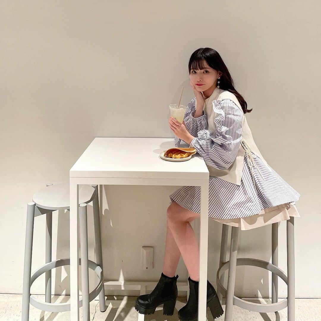 のインスタグラム：「. Blue Bottle Coffee . ブルーボトルだから 水色の服着た💙 . . #bluebottlecoffee #ブルーボトルコーヒー #ブルーボトルコーヒー神戸 #snidel r #ナチュラル #ナチュラルメイク #サロモ #サロンモデル#撮影#model#モデル#salonmodel #おしゃれさんと繋がりたい #コーデ#オシャレさんと繋がりたい #関西サロンモデル#関東サロンモデル #自撮り #カフェ #関西カフェ #コーデ #チェックコート #ニットベストドッキングワンピース #ニットベスト#スナイデル #カフェ巡り #カフェ #カフェ好きな人と繋がりたい #snidel #ミニワンピ #シャツワンピース #シャツワンピ #水色」