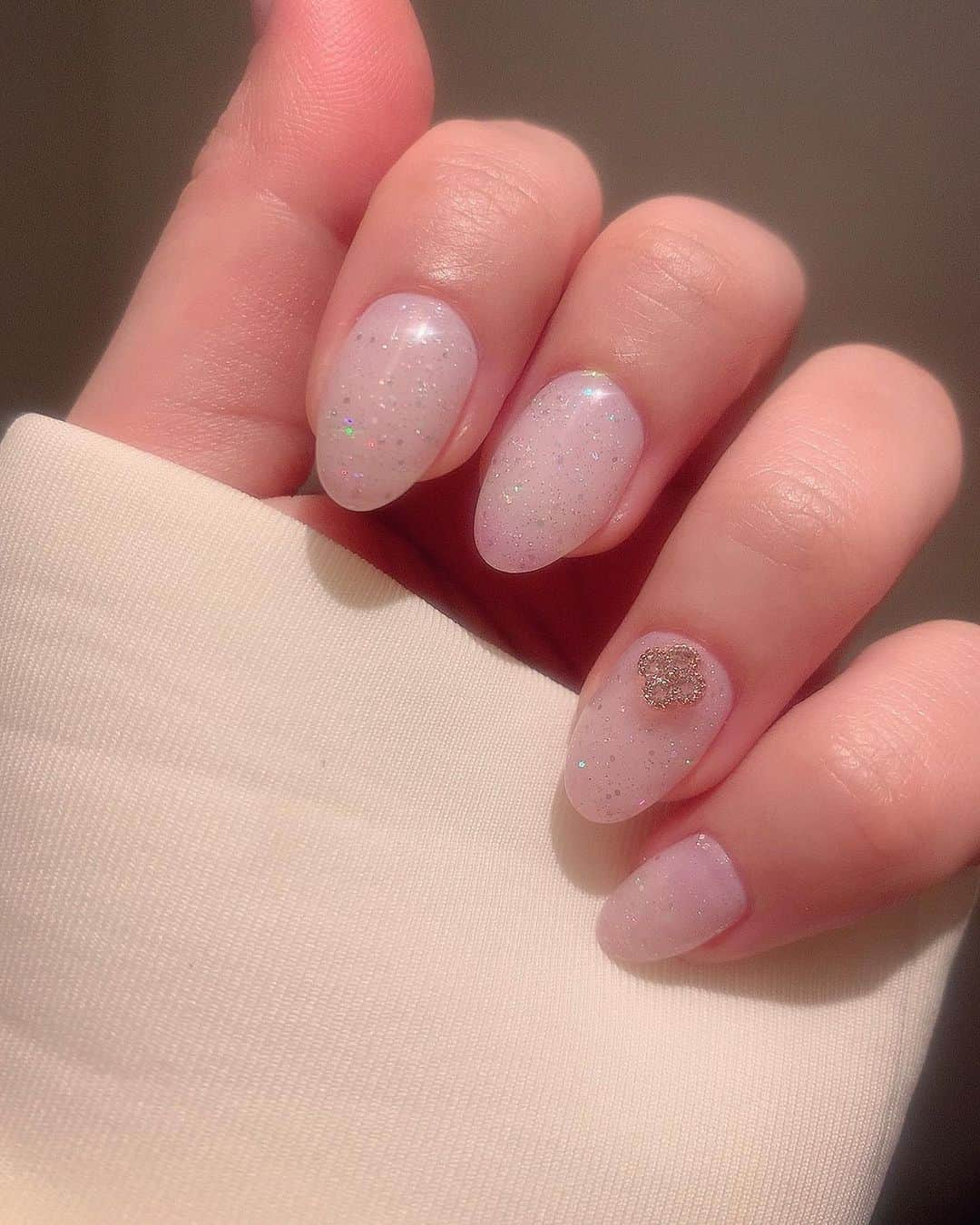 羽生アリサさんのインスタグラム写真 - (羽生アリサInstagram)「新しいネイル💅🌸🌸 寒いとぴんく色であっためると白くなる不思議なカラーにしてもらったよ☃️🌸🌸 足は深い赤色にしたよ❤️🔥 気を抜くと心や色んなものがふわふわ上ってしまいやすいので、地に足をつけたくて🐰💭🌳 赤色のペディキュアにはそういう効果があるんだって😚🍓❤️🔥 #nail #nails #nailart #カメレオンジェル #カメレオンネイル #🐢  カメレオンの絵文字なかった🐰←」2月2日 23時26分 - arisa_hanyu