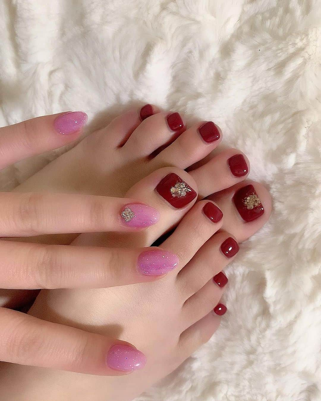 羽生アリサさんのインスタグラム写真 - (羽生アリサInstagram)「新しいネイル💅🌸🌸 寒いとぴんく色であっためると白くなる不思議なカラーにしてもらったよ☃️🌸🌸 足は深い赤色にしたよ❤️🔥 気を抜くと心や色んなものがふわふわ上ってしまいやすいので、地に足をつけたくて🐰💭🌳 赤色のペディキュアにはそういう効果があるんだって😚🍓❤️🔥 #nail #nails #nailart #カメレオンジェル #カメレオンネイル #🐢  カメレオンの絵文字なかった🐰←」2月2日 23時26分 - arisa_hanyu