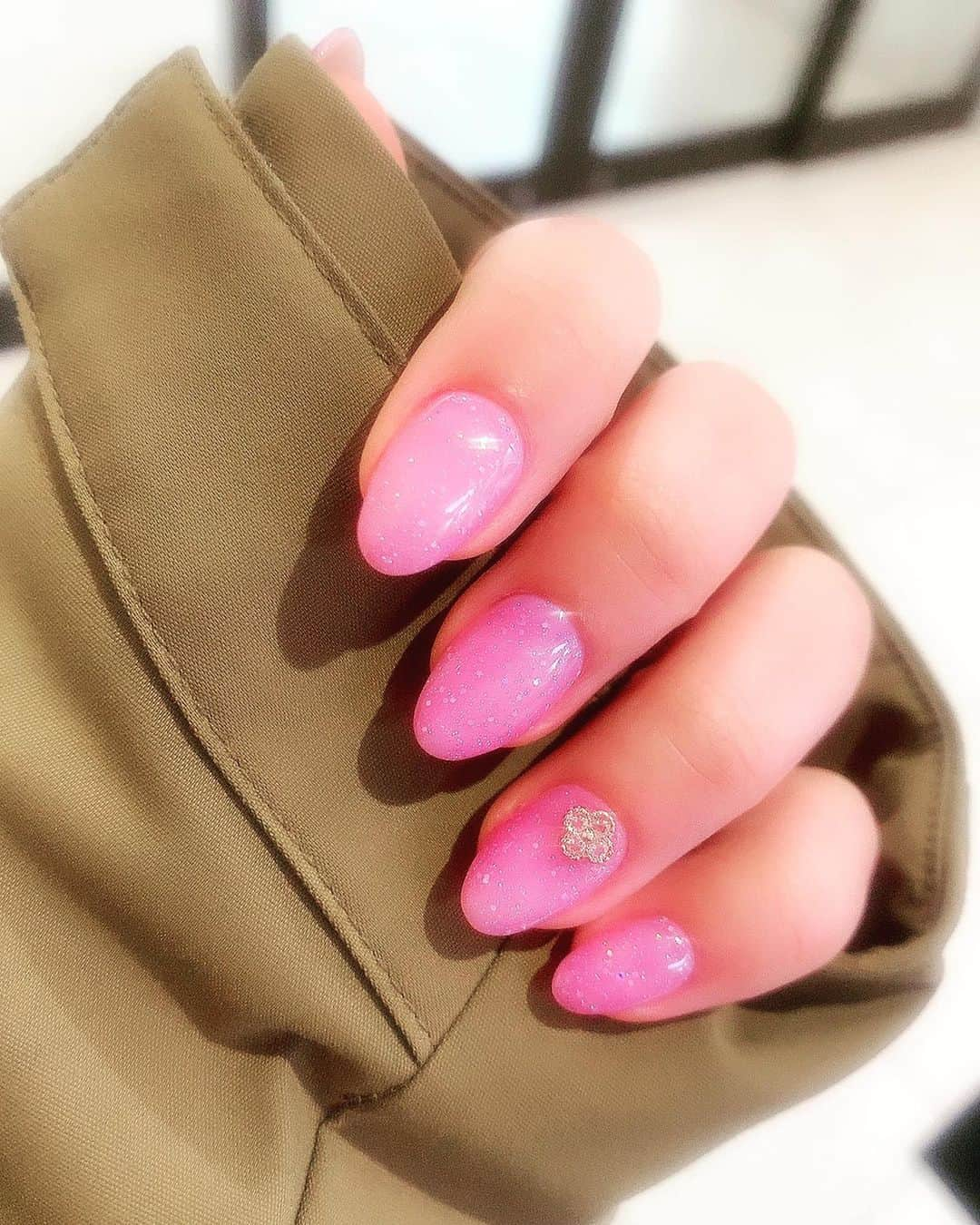 羽生アリサさんのインスタグラム写真 - (羽生アリサInstagram)「新しいネイル💅🌸🌸 寒いとぴんく色であっためると白くなる不思議なカラーにしてもらったよ☃️🌸🌸 足は深い赤色にしたよ❤️🔥 気を抜くと心や色んなものがふわふわ上ってしまいやすいので、地に足をつけたくて🐰💭🌳 赤色のペディキュアにはそういう効果があるんだって😚🍓❤️🔥 #nail #nails #nailart #カメレオンジェル #カメレオンネイル #🐢  カメレオンの絵文字なかった🐰←」2月2日 23時26分 - arisa_hanyu