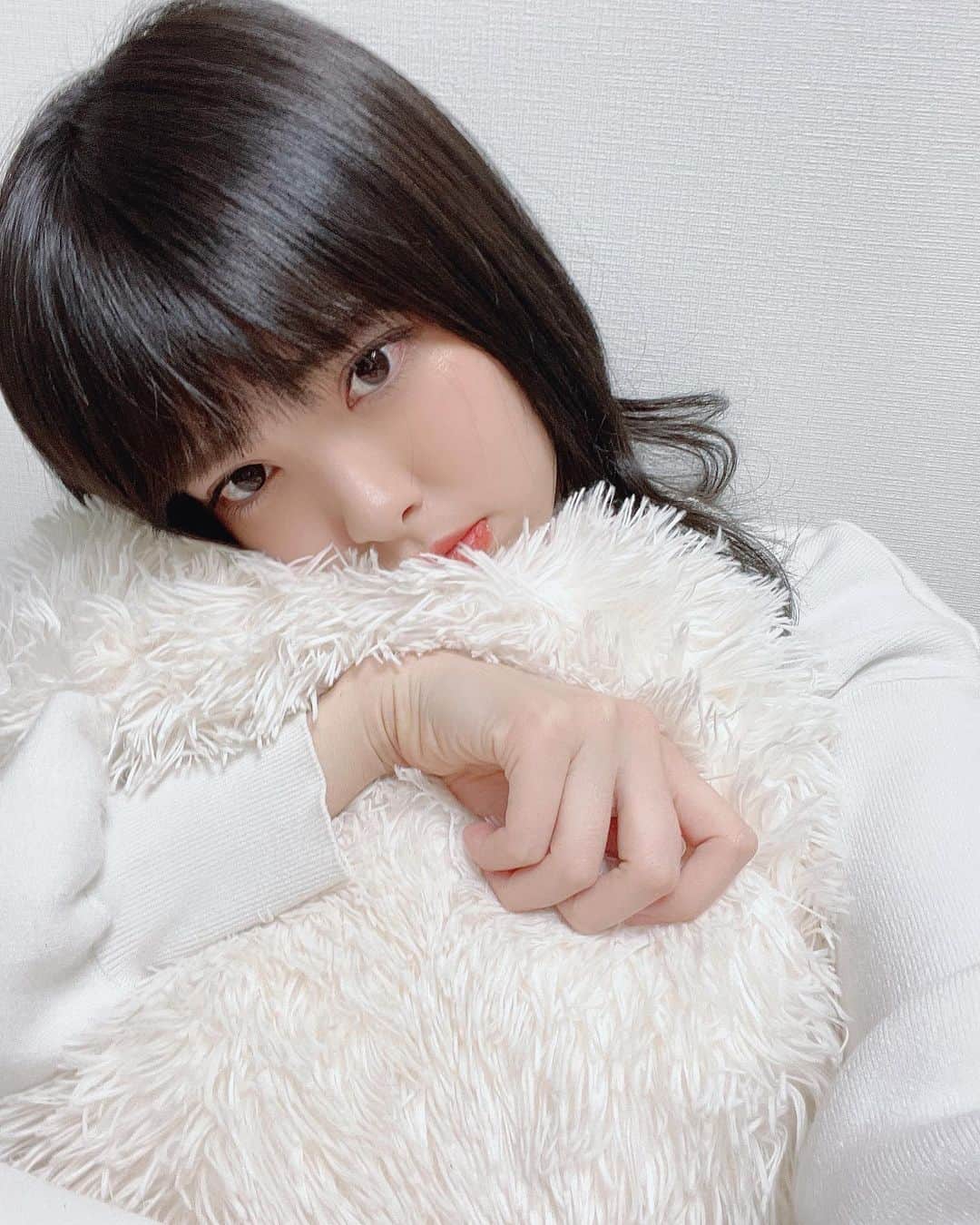 小林弥生のインスタグラム：「. 黒髪になりました♥♥♥ とってもしっくりきてます。 . . #黒髪ミディアム #黒髪 #ミディアムヘア  #ワイドバング #ヘアカラー  #ナチュラルメイク」