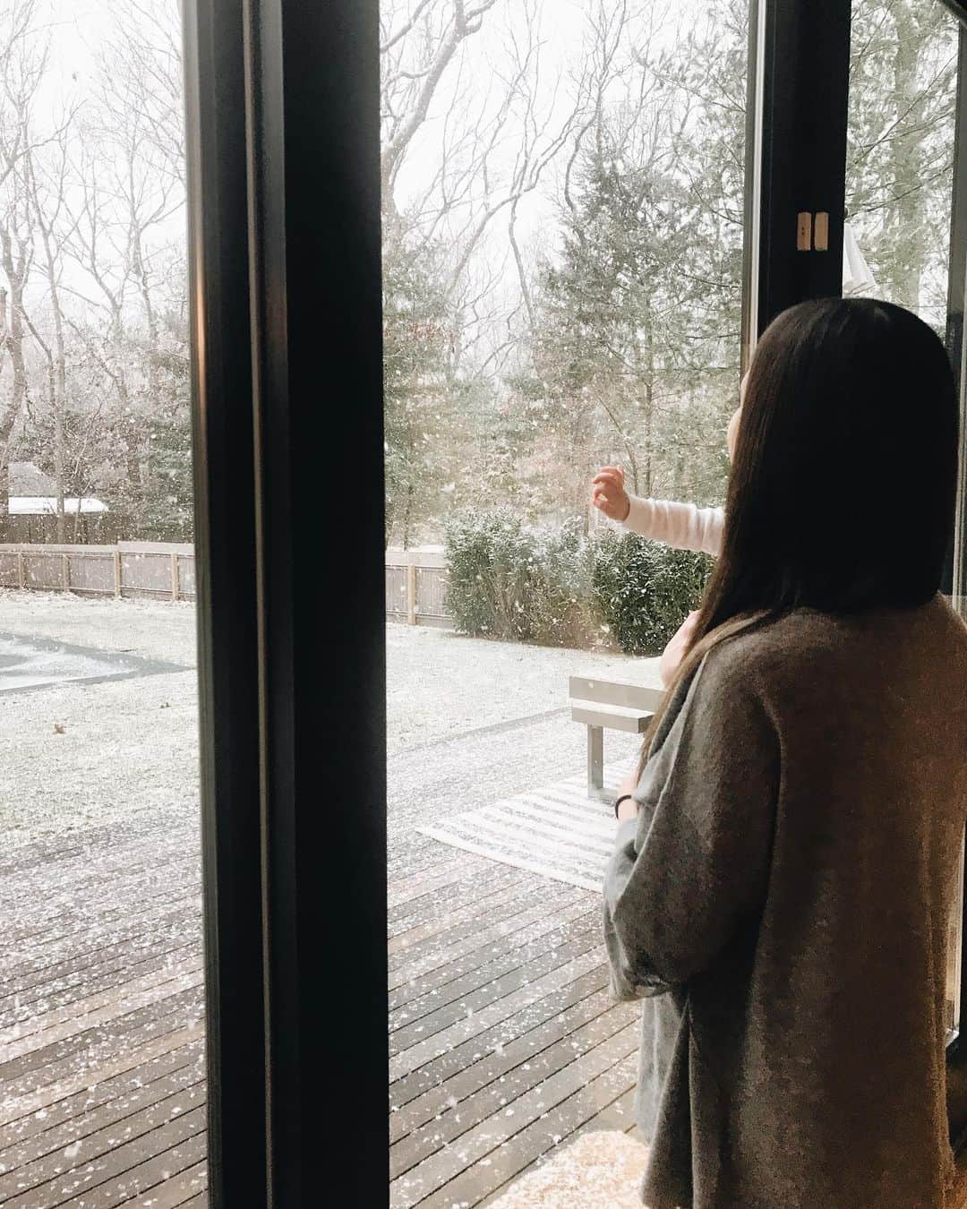 リア・ミシェルのインスタグラム：「Babies first snow ❄️」