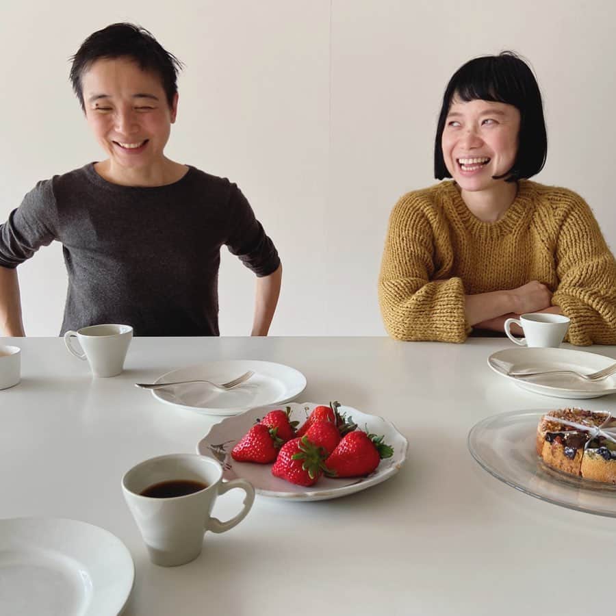渡辺有子のインスタグラム：「いつも明るく楽しいふたりに支えられ『&premium』連載撮影。この春、連載3年分が一冊にまとまります。レシピもかなりの数になり、見応え読み応えのあるものになる予定です。お楽しみに〜！よろしくお願いします❤︎」