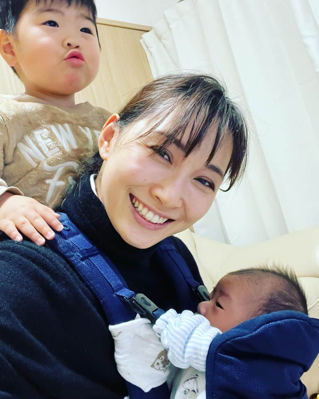 星野涼子さんのインスタグラム写真 - (星野涼子Instagram)「食べやすいように我が家は恵方巻き切っちゃってます😅 大手スーパーの恵方巻きより回転寿司店が出してる恵方巻きの方が安くて混雑もなくおいしくて去年からの楽しみになった😊 まだ節分の豆が食べられない2歳の息子は、小粒の苺がお買い得だったのでこれで代用🍓 ボーロで代用する案もきいてグッドアイデア💡  元気で福がたくさんありますように！  #節分　#恵方巻き #回転寿司　#いちご　#苺　#イチゴ　#ボーロ　#2歳　#2歳1ヶ月 #生後2ヶ月　#兄弟　#japan #japanesetraditional #strawberry #brother #일본 #일본문화 #딸기 #아들 #아들맘 #아들스타그램 #형제 #형제맘」2月2日 23時36分 - ryoko.hoshino