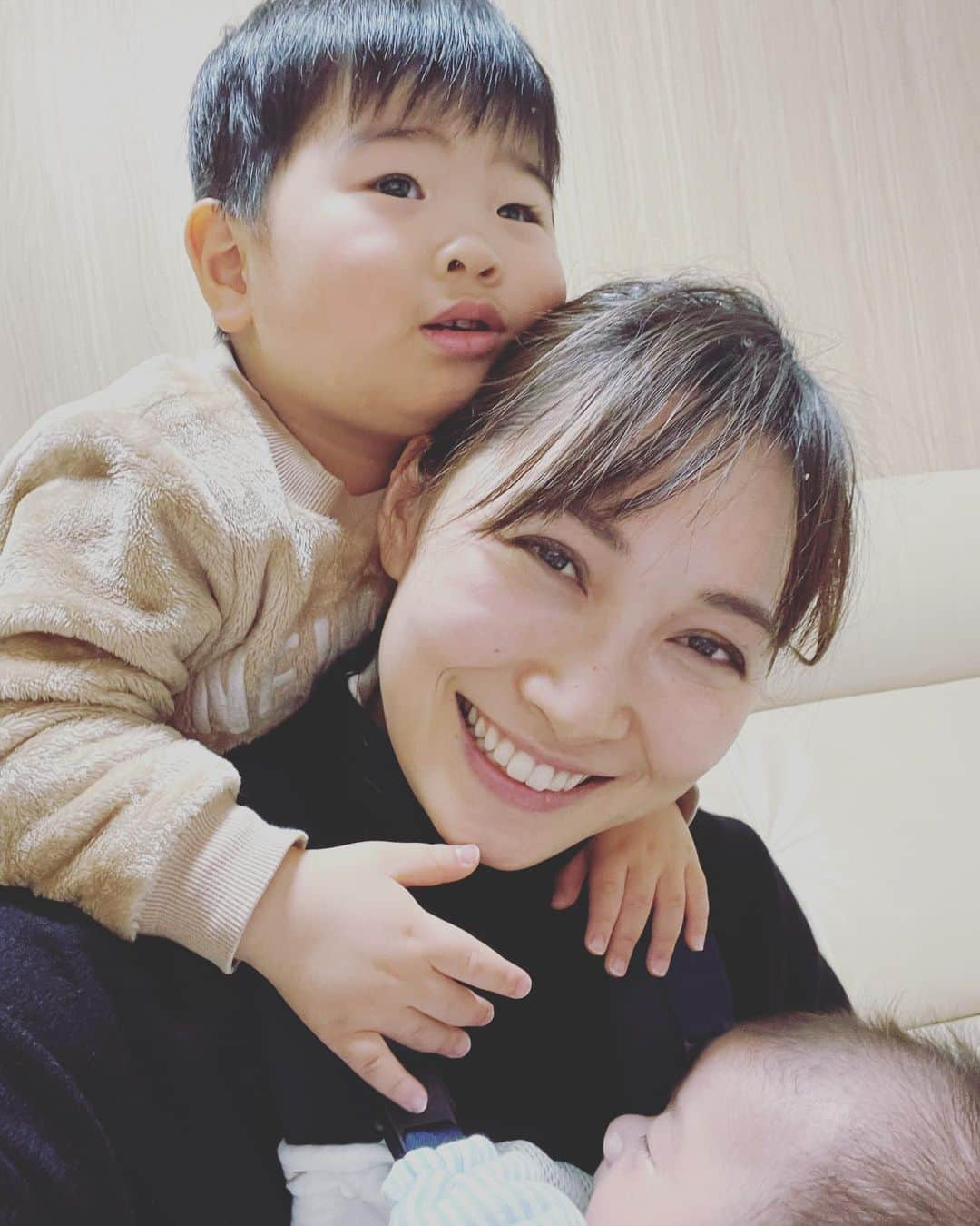 星野涼子さんのインスタグラム写真 - (星野涼子Instagram)「食べやすいように我が家は恵方巻き切っちゃってます😅 大手スーパーの恵方巻きより回転寿司店が出してる恵方巻きの方が安くて混雑もなくおいしくて去年からの楽しみになった😊 まだ節分の豆が食べられない2歳の息子は、小粒の苺がお買い得だったのでこれで代用🍓 ボーロで代用する案もきいてグッドアイデア💡  元気で福がたくさんありますように！  #節分　#恵方巻き #回転寿司　#いちご　#苺　#イチゴ　#ボーロ　#2歳　#2歳1ヶ月 #生後2ヶ月　#兄弟　#japan #japanesetraditional #strawberry #brother #일본 #일본문화 #딸기 #아들 #아들맘 #아들스타그램 #형제 #형제맘」2月2日 23時36分 - ryoko.hoshino