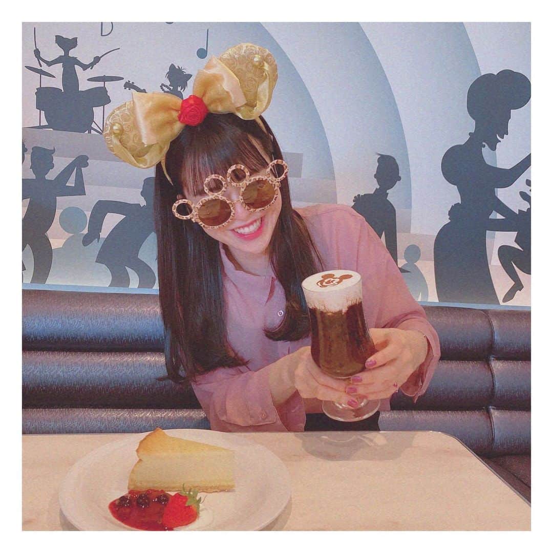 松崎博香のインスタグラム：「. ぱりぴすぎて載せるか 迷ったけどツインテールの 代わりに載せとく✌🏻笑  配信もありがとうございました🍛 リスナーさんのおかげで 今年はカレーに困らないで 生きられそうです🥺♡ #tokyodisneyland #토쿄디즈니랜드」