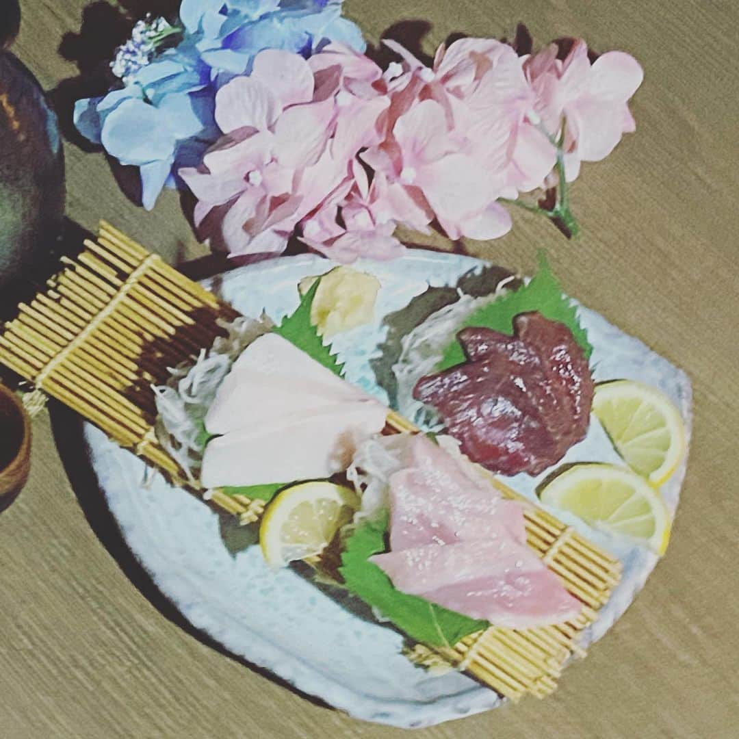 居酒屋 うまとり千日前店のインスタグラム：「#馬刺し #赤身 #たてがみ  #うまとり #なんば #千日前 #個室 #居酒屋 #馬刺し #鳥料理 #食べ放題 #食べのみ #飲み放題 #難波 #ミナミ #アルバイト #follwme #instafood #いいね #いいね返し #日本橋 #グルメ #フォロー #フォロー返し #宴会 #料理 #賄い #まかない  #like4like #インスタ #カップルシート 20時まで営業中😆😆 ドリンク99円🍻」