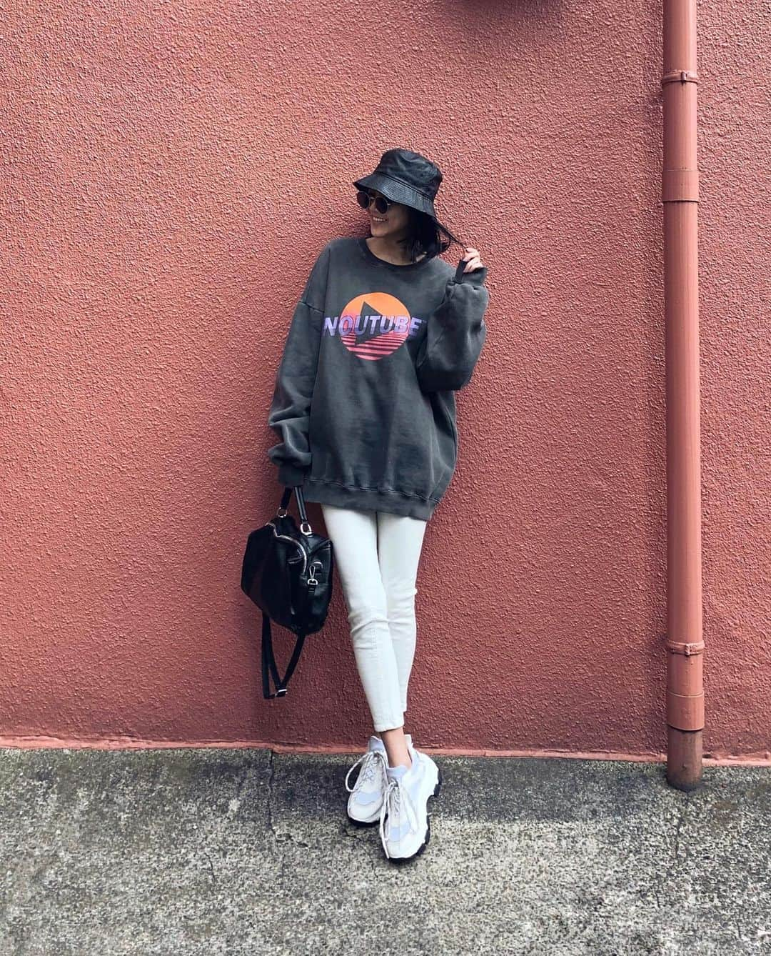 ALISA MATSUMURAさんのインスタグラム写真 - (ALISA MATSUMURAInstagram)「Style:) keep it simple…😎 . L/BLK×WHT🖤🤍 . 好きな組み合わせ😀👌 . お疲れさまでしたっ☕️♫ . #RULAHコーデ#RULAH_official#ホワイトスキニー#スウェットコーデ#スニーカー#バケハ#カジュアルコーデ#シンプルコーデ#keepsmile#keepvibes#す」2月2日 23時38分 - alisa_raw