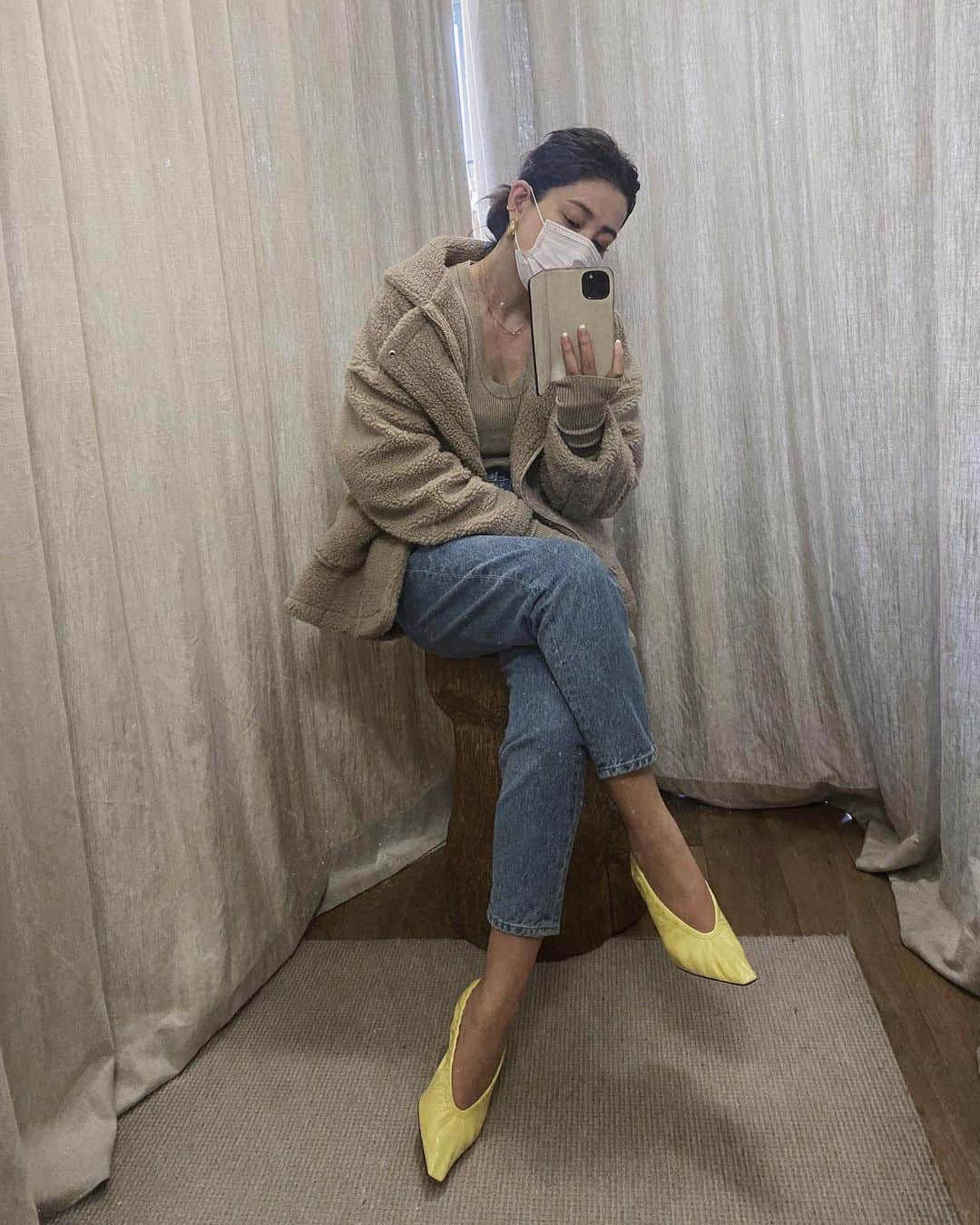 JUNNAのインスタグラム：「初めて #クラブハウス  使ってみた😂  みんな使い方教えてくれてありがとう😂  ✋あげていてくれた方々、 招待の仕方分からなかったのです😂 ごめんなさい  次回はもっとなんか楽しいお話ししたいな🤭  さて、  今日は🟡気分だったから、メイクも🟡に...  お洋服とメイクのバランスを楽しんでいる  @addictionbeauty_official の カラーライナー本当に優秀  @narsissist のライナーはラメ入りで可愛いから下瞼に...  @toonecosmetics のシャドウは発色も綺麗だし 色味が肌に乗せた感じがくすまなくて好き  リップは　@toonecosmetics のシャドウ　に @celvoke のグロス を重ねてゴールドリップ  @chanel.beauty のゴールドはずっと愛用してるもの  それにしてもこのお靴が可愛いすぎて...💛春  #yellow #イエロー #黄色 #メイク#春メイク#コスメ #toone #chanel #celvoke #narscosmetics #addition #アディクション #セルヴォーク #ナーズ#clubhouse#今日 #今日のコーデ#今日の服#春コスメ #アイシャドウ #敷居を跨いだお洋服」