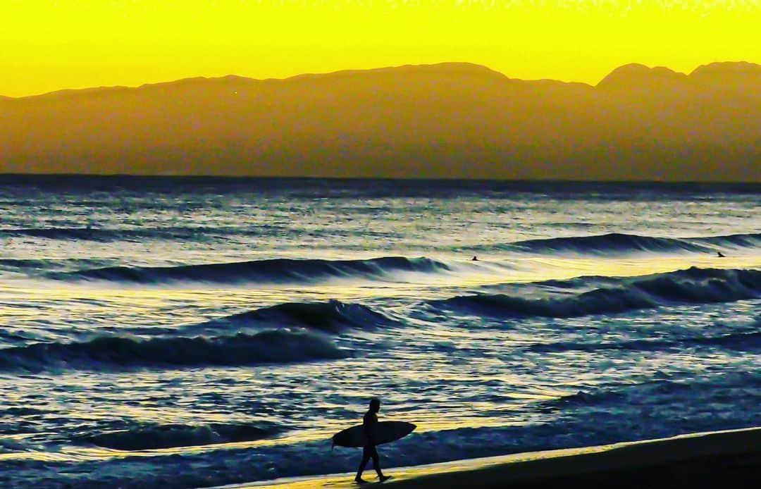 金尾玲生のインスタグラム：「.  Surfing every day  最近は波が毎日ある湘南。  本当に幸せ。  めちゃ寒いけど夕日が綺麗すぎてそんなの忘れちゃいます。  明日も少しできるかなー✌︎  📸by @hrssurf」