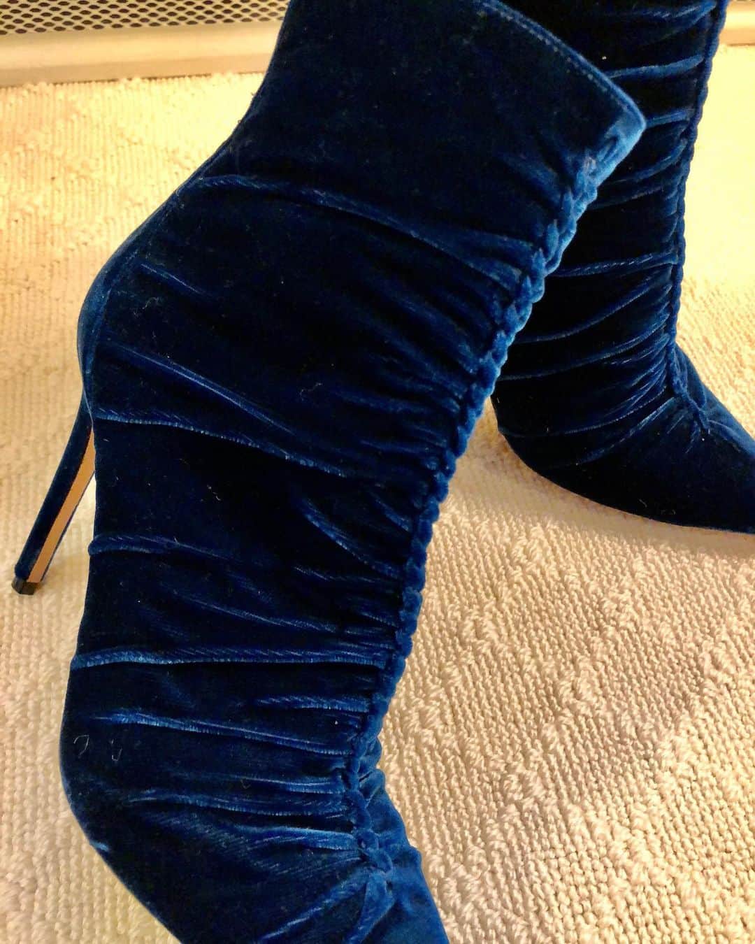 スーザン・ルッチのインスタグラム：「Snow day—shopping in my closet!  So happy to have found these blue velvet beauties!  I remember buying them at one of my friend Italian designer Jennifer Tattinelli’s boutiques💃🏽💃🏽💃🏽 #notsnowboots😂」