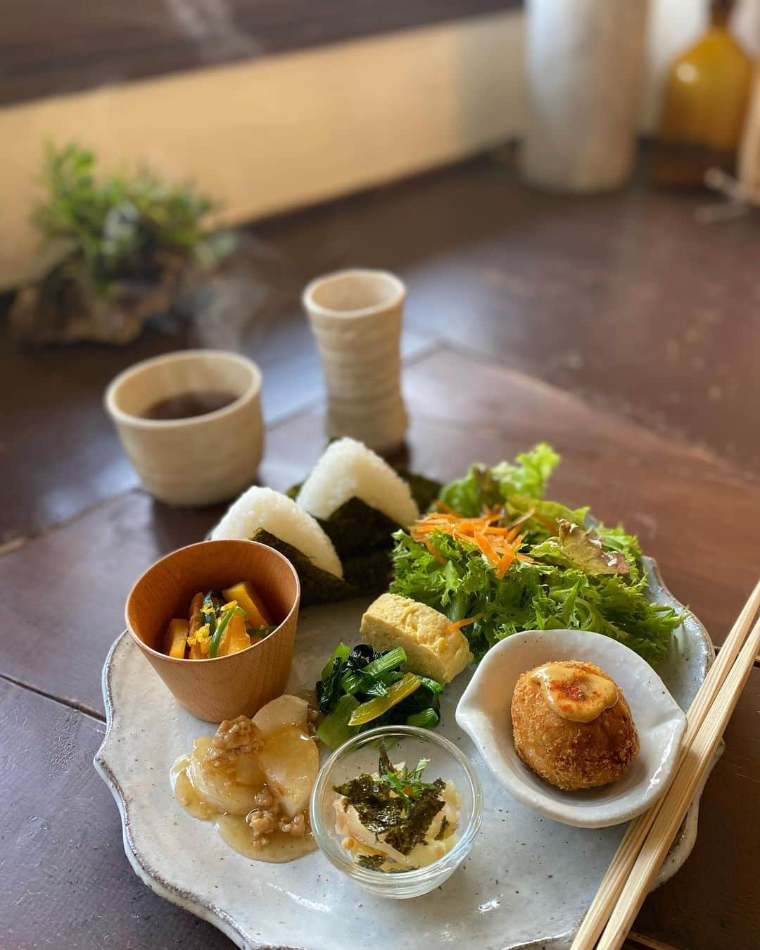 cafezakkagallery-flagのインスタグラム：「▪︎2月和食ランチ▪︎ メニュー変更をする時はスタッフmちゃんと あーだこーだと相談しつつ決めます。 工夫と味付けを幾度かチェックし お互い目がキラキラしたらok。 2月もぜひお楽しみ下さいませ♬  小松菜と赤ピーマンの浅漬け 厚揚げとカボチャの出汁味噌和え じゃがいもと薬味の梅酢和え 揚げカブのあんかけ レンコンと里芋のコロッケ サラダ 出汁巻たまご おにぎり お味噌汁  -2月中旬頃- バレンタインの準備をしております。 今年はチョコレートやクッキーや紅茶などたくさん並びます。 ギャラリーではプンチラマイのLailha2021春夏展 @lailha_clothing を開催しますので どうぞお楽しみ下さいませ。  コロナを横目に活動して行きます。  #cafeFLAG #cafezakkagalleryflag #和食ランチ #星のかなで2021準備中 #大阪カフェ #大阪カフェ巡り #枚方市 #枚方カフェ #lailha」