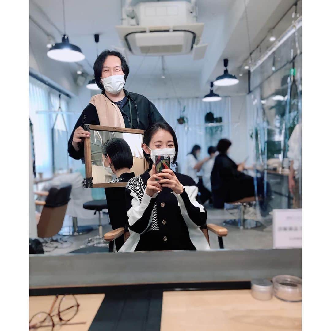 咲希あかねのインスタグラム：「#newhair すっきりー😚  #lomalia #泉脇崇 さん 今回も素敵にして下さりありがとーーーー😊 本当にゴッドハンド✨ いつも通り『おまかせで』🤣笑 #全て任せる快感がたまらん  お茶目なイケメンパパ♡ 話してても楽しい♪  その人の髪質、雰囲気に合わせてカットカラーしてくれる😌 そしてそのまま綺麗に伸ばせるように#長持ちカット #長持ちカラー してくれちゃう✨何ヶ月も行かなくていいように。。。 普通の美容師さんだったら、逆に月1来てもらうようにするだろうに。 そんな泉脇さんの人柄が好き！ だから何年も通いますよ😋  #ロマリア #表参道 #美容室  #ハイライト #ローライト #ボブ #ショートボブ #hair #hairstyle #ヘアカラー #ヘアセット #haircut #haircolor  #大切な時に行ってほしい美容室」