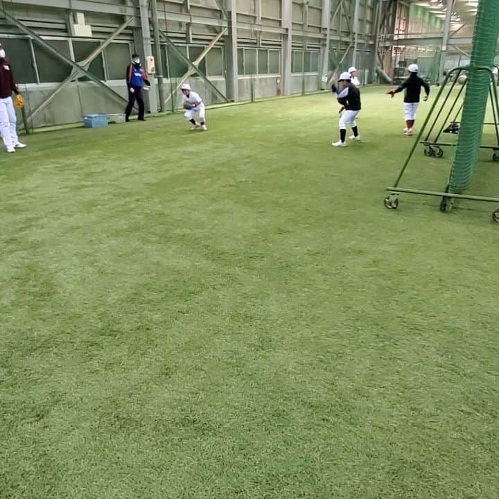 のインスタグラム：「本日の3年生4年生スクールではランナー練習と内野練習をしました😄  動画はベルトより低い打球が来たときのグローブの使い方の規則練習の風景です😉  プロ野球でも1月や2月は基礎練習の反復ですからね😜 スクール生も基礎練習頑張りましょうね😋  #楽天イーグルス #楽天イーグルスアカデミー  #rakuteneagles  #火曜日 #3年生 #4年生 #プロ野球」