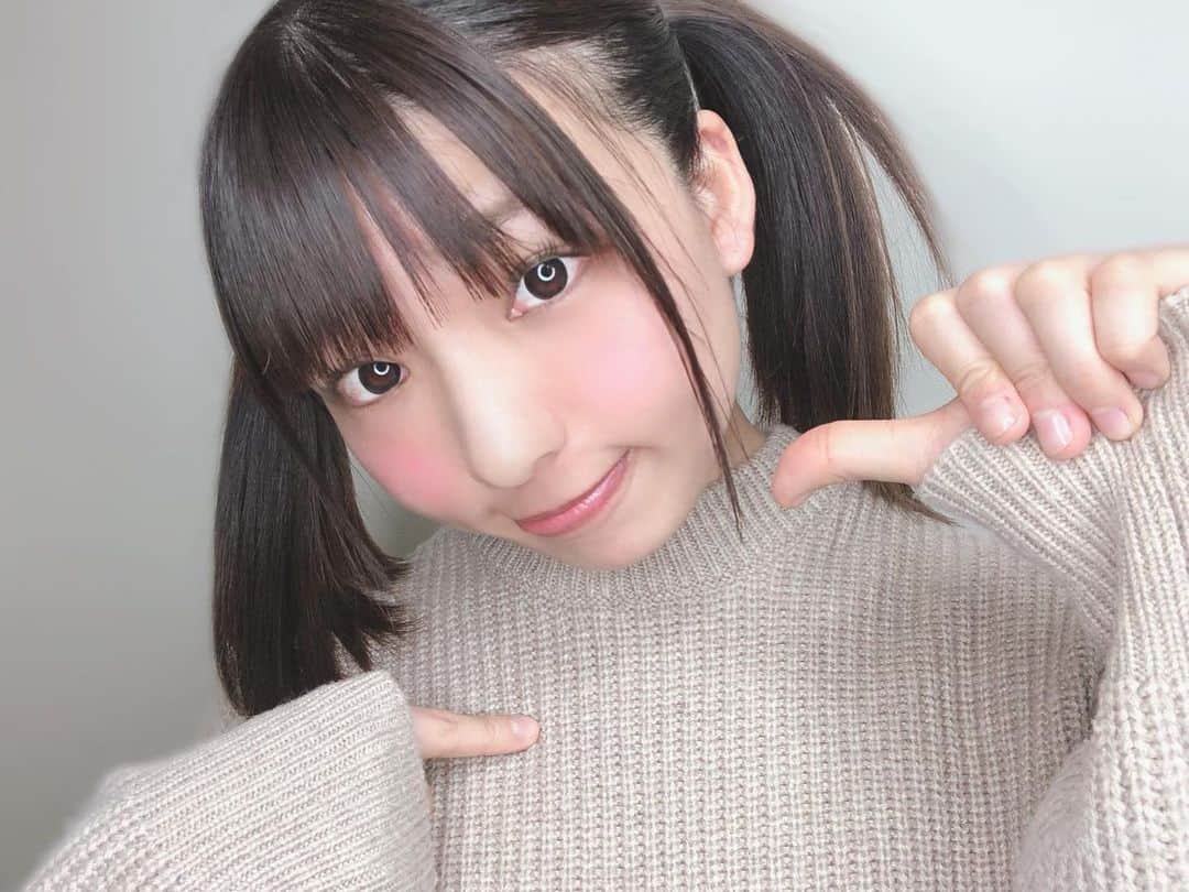 橘あかりのインスタグラム：「2/2ツインテールの日〜👧🏻  🙋🏻‍♀️  I'm it！I'm it！！  ツインテールが抜群に似合うて掲載してもらったから♡  ツインテールの日〜👧🏻  はーい🙋🏻‍♀️  I'm it！I'm it！！👍💓  H&Mで花柄の水着かいました💓 可愛い🥰❣️  ツインテールの日に気をとられて 恵方巻き食べ忘れちゃった🐥  #japnesegirl #japanesemodel #japan_of_insta #japan_photo #selfie #movie  #グラドル #グラドル自画撮り部  #アイドル #偶像　#泳装　#gravureidol #model #아이돌 #여성돌 #cute #被写体 #model #モデル #girl #여성돌 #아이돌 #まるがお #ツインテール」