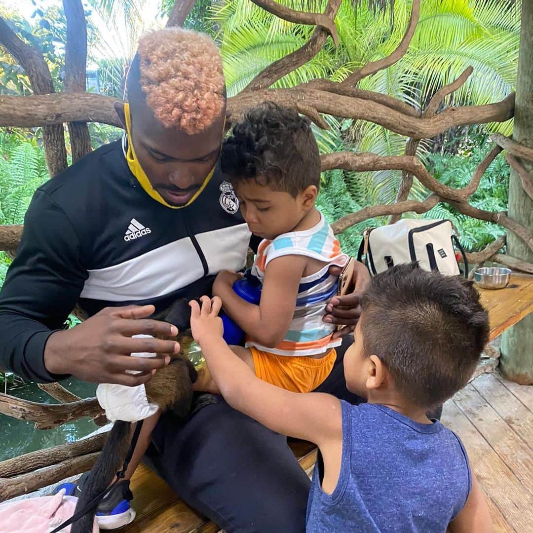 ヤシエル・プイグさんのインスタグラム写真 - (ヤシエル・プイグInstagram)「Thank you @mariowildlife for having my family and I at your amazing @swfmiami The hospitality was amazing! Also want to give a huge thanks to @karinasistine for giving us such great tour with my little crazy boys. Stay blessed and God bless you guys.」2月2日 23時55分 - yasielpuig