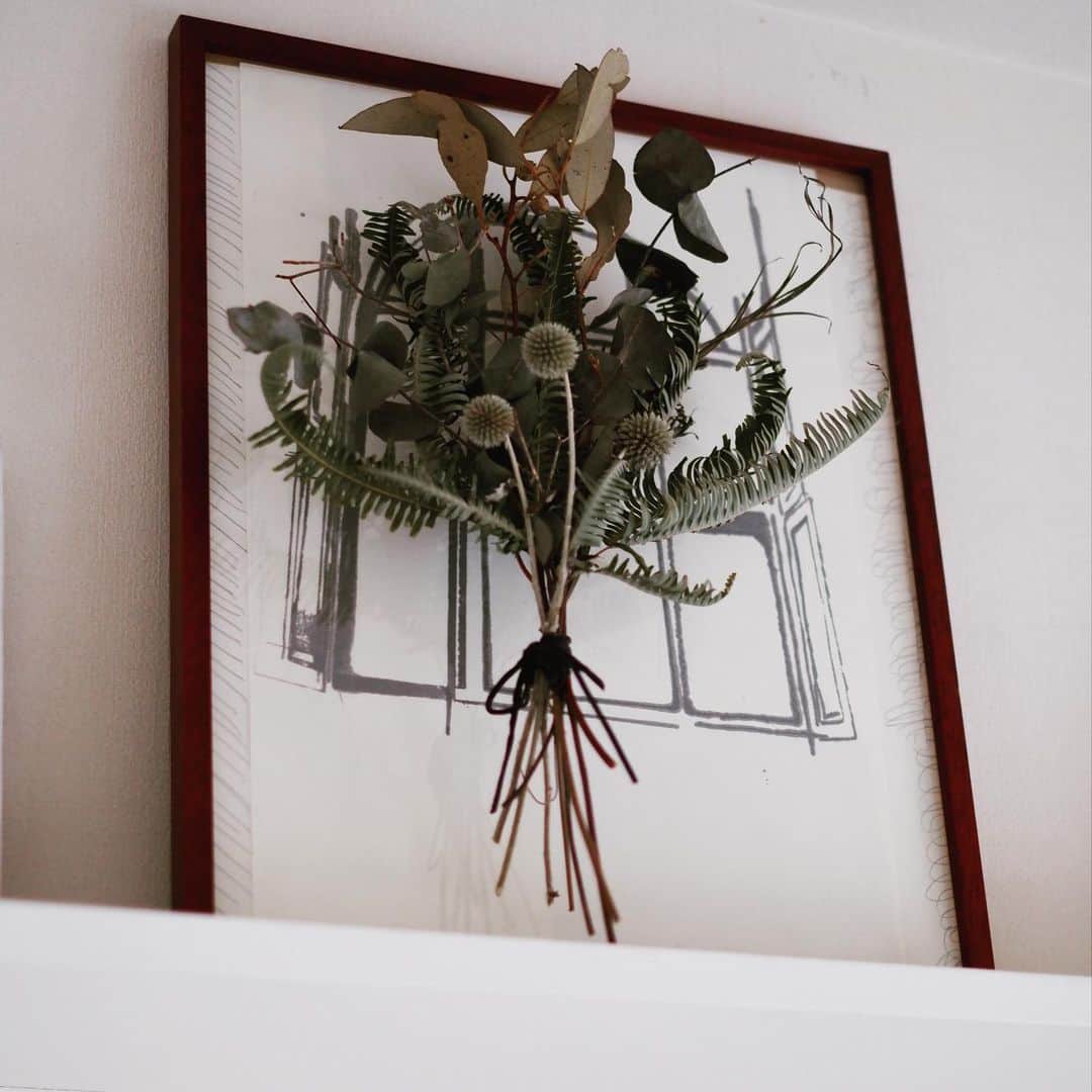 前田エマさんのインスタグラム写真 - (前田エマInstagram)「私のとっておきを、ご紹介している　#エマのシコウ 今回は　@nino_wreaths  さんのドライブーケ🍂 シダとユーカリのグリーンがいい具合にくすんでいて、どの季節にあっても飽きない。そして、とてもいいにおい。ポンっとリビングに置いておいても素敵だし、私は玄関にリースのようにかけておくのも好き。落ち着くほんのりとさわやかな香りに、癒される日々。  ストーリーにウェブショップのURLを載せています。是非ご覧ください。 #エマのシコウ ・・・・・・・・・・ 作り手と買い手をつなぐウェブメディア「Shikou(シコウ)」のキューレーターを務めております。 私が自信を持って紹介したいアイテムを、ひとつずつ心を込めて言葉と写真で届けます。自分へのご褒美、大切な人への贈りもの。日々のきらめきのお手伝いができたら嬉しいです。  Shikou:https://shikou.depaa.at/ #Shikou #KATALOKooo #ninowreaths #katalokooo」2月2日 23時48分 - emma_maeda