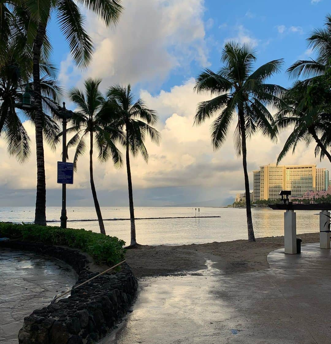 飯島寛子さんのインスタグラム写真 - (飯島寛子Instagram)「朝のウォーキング 雨降る前に  #朝活　#ホノルル #波打ち際　#ワイキキビーチ  #ハワイ暮らし」2月3日 10時44分 - hirokoiijima