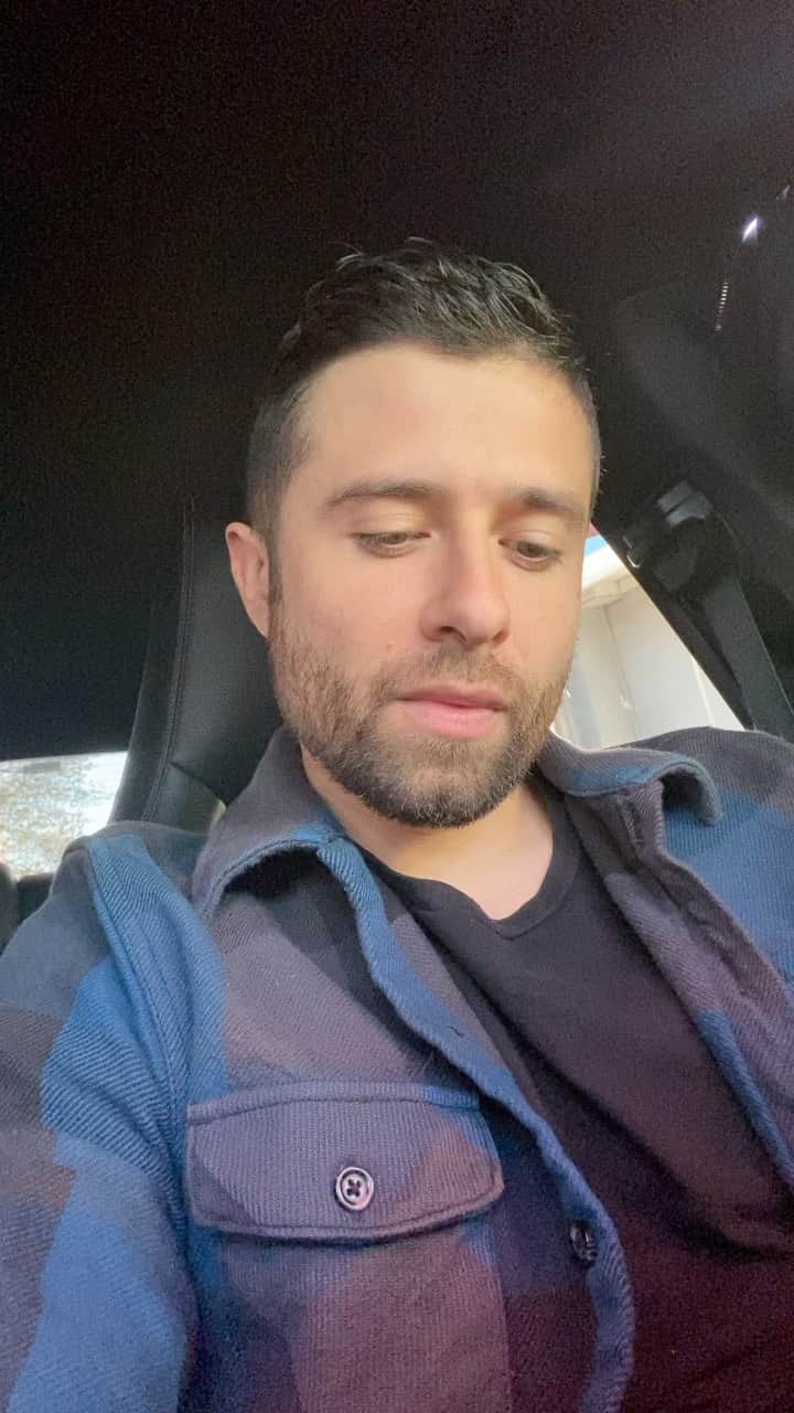 エディー・マーティンのインスタグラム：「Singing in the car. :)」
