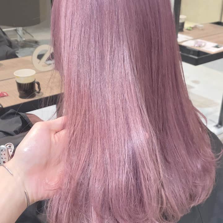 Beleza_official_instagramのインスタグラム：「ハイブリーチで作るエモピンク☺︎ . 一人ひとりに合ったカラーを提案します😊 . ブリーチはハイブリーチメニューがおすすめです✌︎ .  ブリーチは誰に任せるかで仕上がりが全く違います。 .  絶対に失敗したくない方は是非指名予約をおすすめします！！ . 僕だけのオリジナルレシピとマル秘テクニックで艶々サラサラハイトーンにします！！」