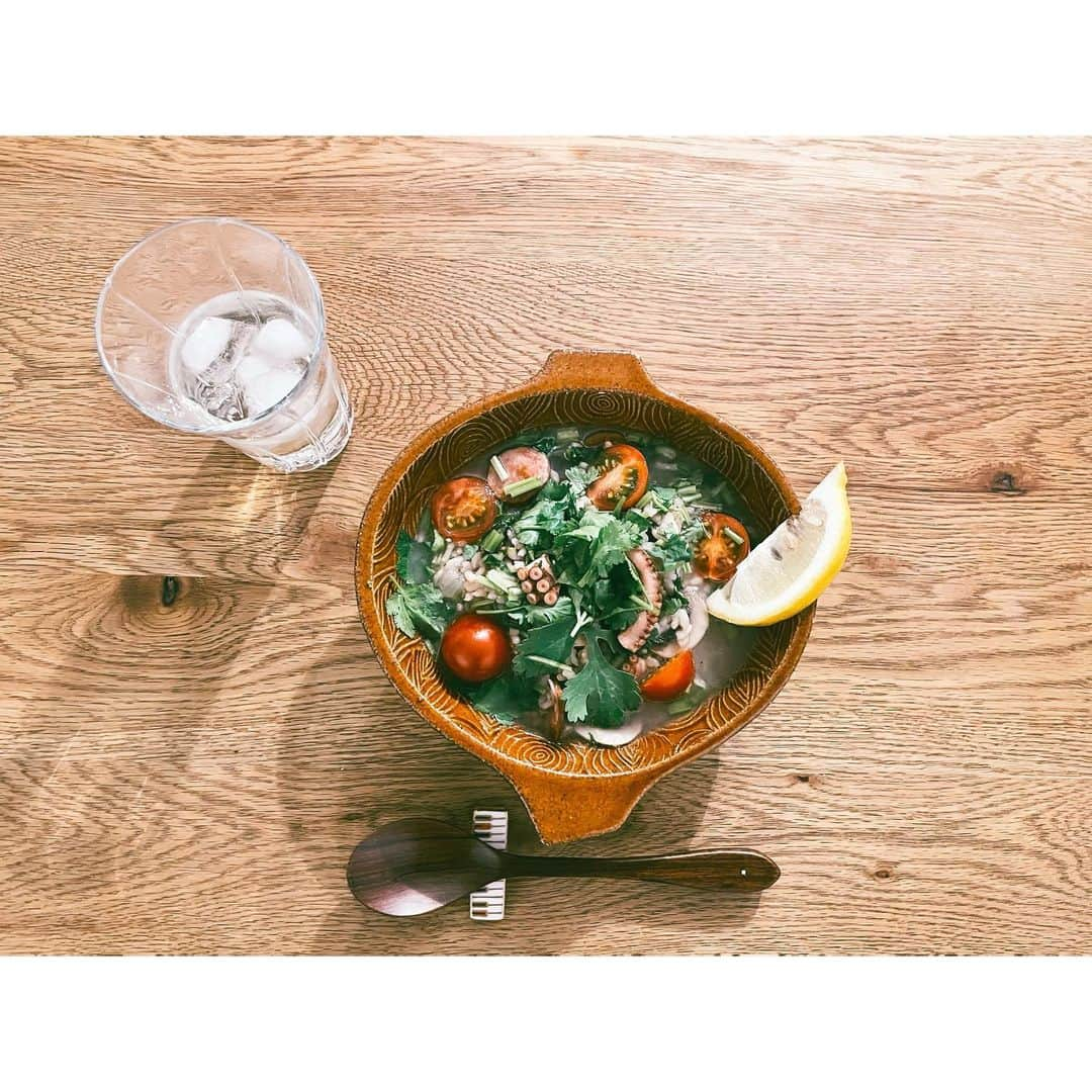 Saoriさんのインスタグラム写真 - (SaoriInstagram)「ベスト盤にむけて いろいろと忙しい日々です。  家でご飯を食べるのを楽しみに、 頑張っています。  ____  ・寝かせ玄米のポルトガル風たこご飯  #夫の料理」2月3日 9時25分 - saori_fujisaki