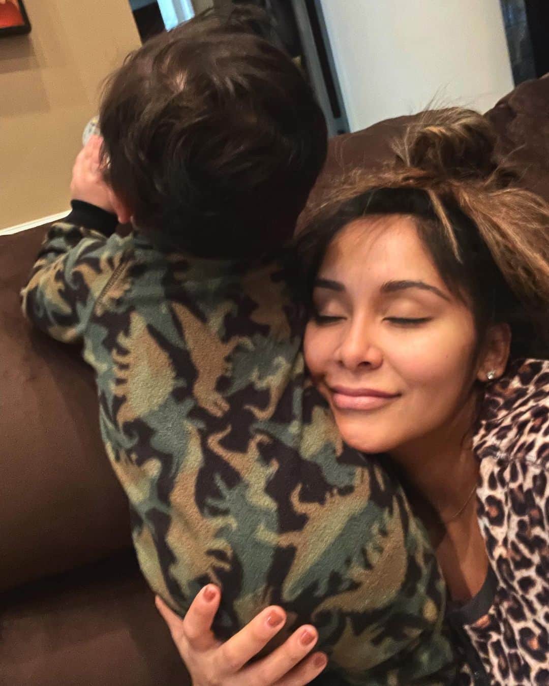 ニコール・ ポリッツィのインスタグラム：「Anybody else cuddle with their babes coolies?!? 🥰🥰」